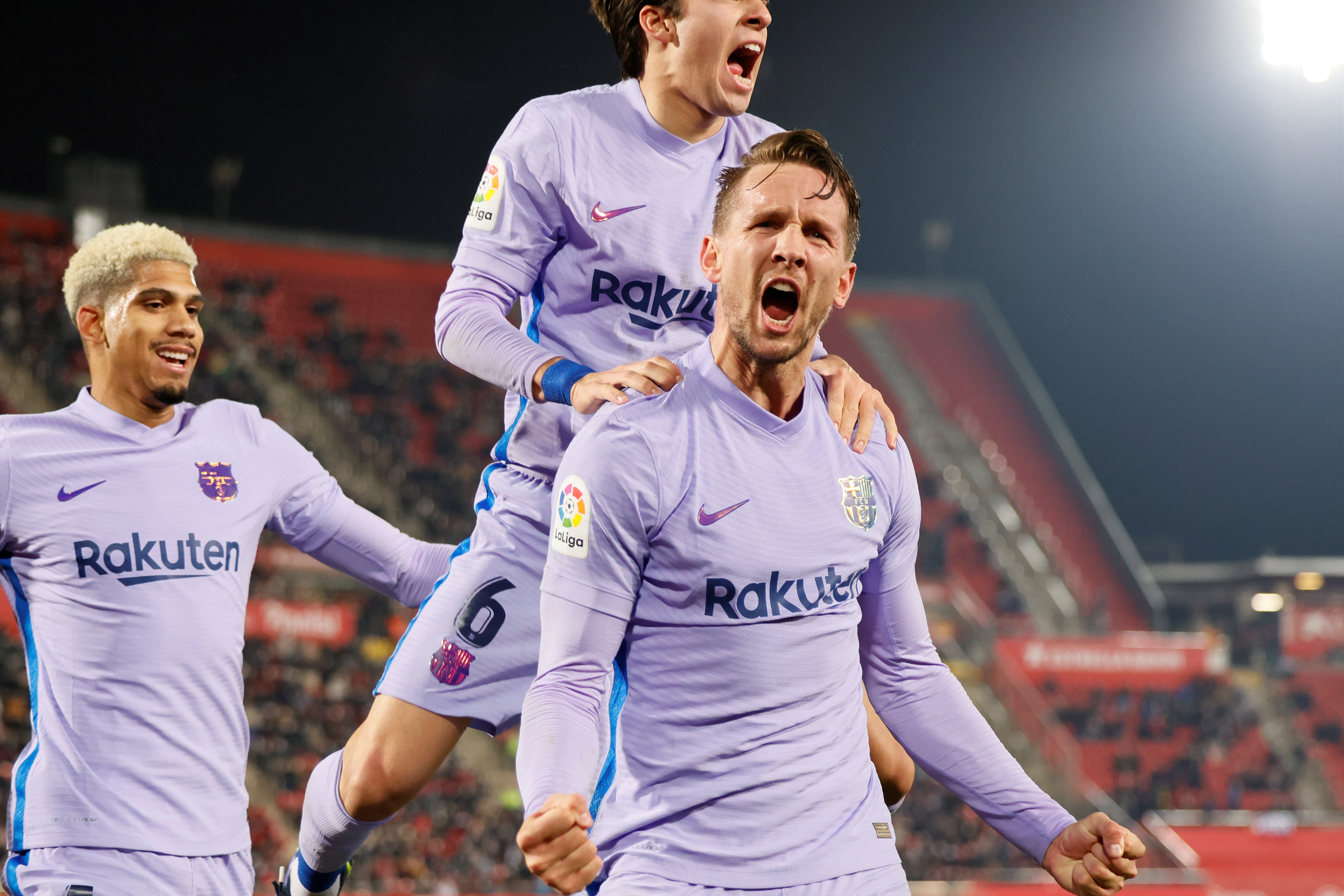 El delantero holandés del FC Barcelona Luuk de Jong (d) celebra con sus compañeros el único gol de su equipo ante el RCD Mallorca. (Foto Prensa Libre: EFE)