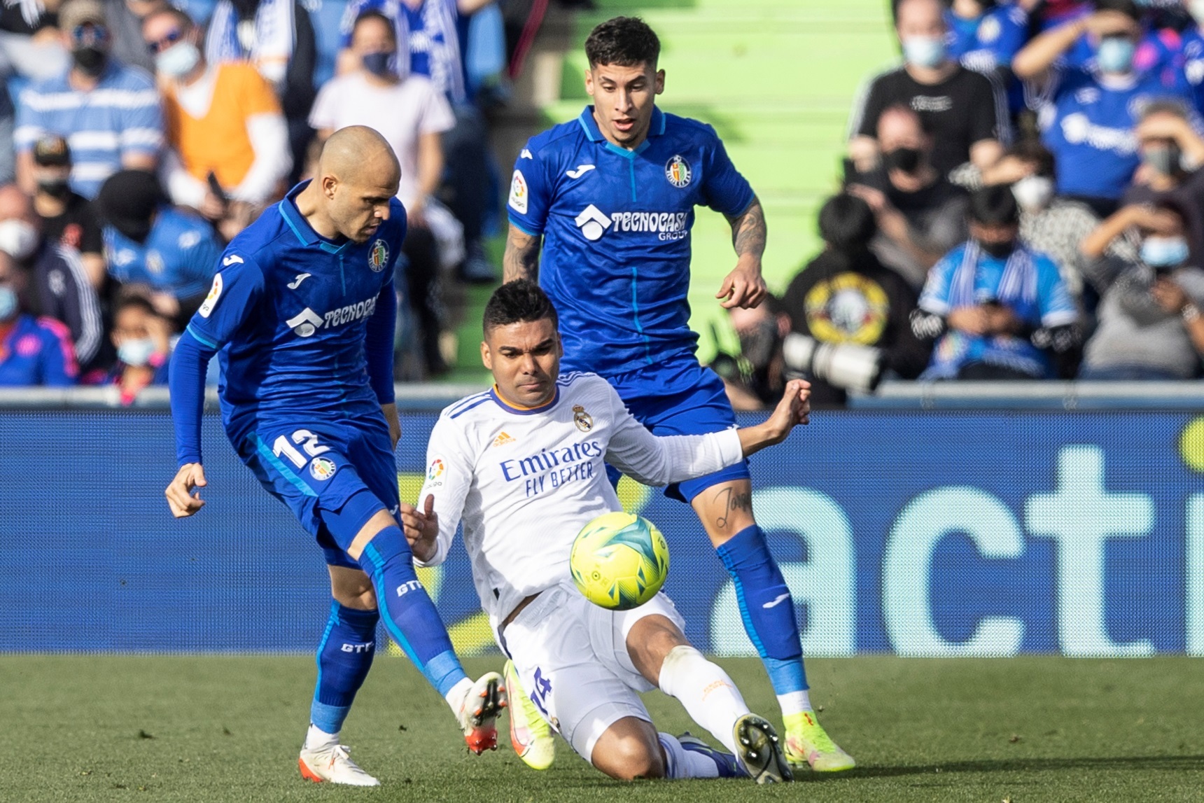 El centrocampista brasileño del Real Madrid Carlos Henrique Casemiro (c) lucha por el balón con Sandro (i) y Mathías Olivera (d), del Getafe. (Foto Prensa Libre: EFE)