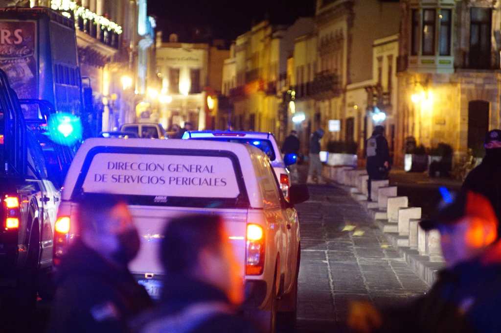 Expertos forenses llegan a la zona en la que fueron abandonados los cadáveres en Zacatecas, México. (Foto Prensa Libre: EFE)