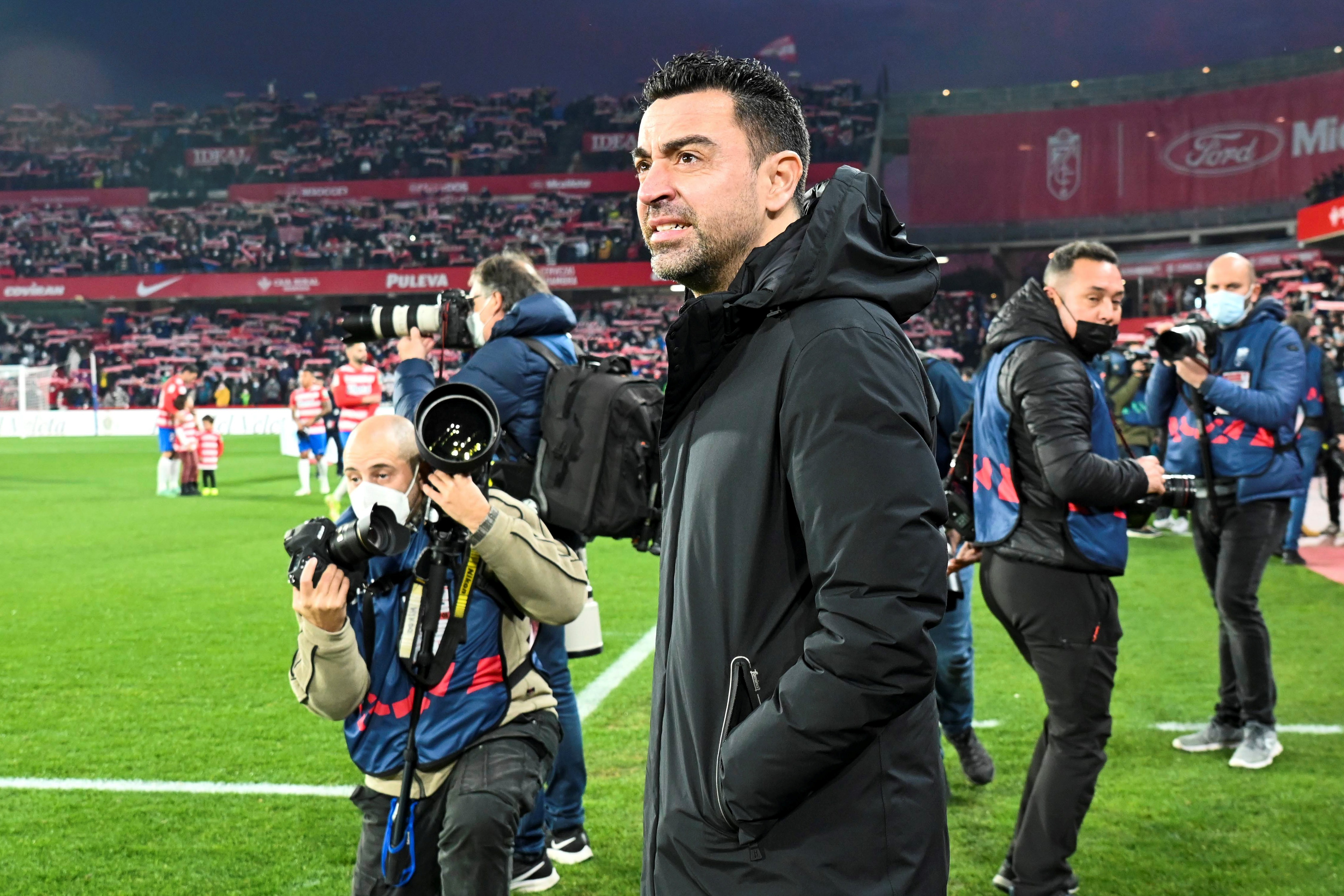 El entrenador del FC Barcelona, Xavi Hernández, momentos antes del partido de LaLiga ante el Granada. (Foto Prensa Libre: EFE)