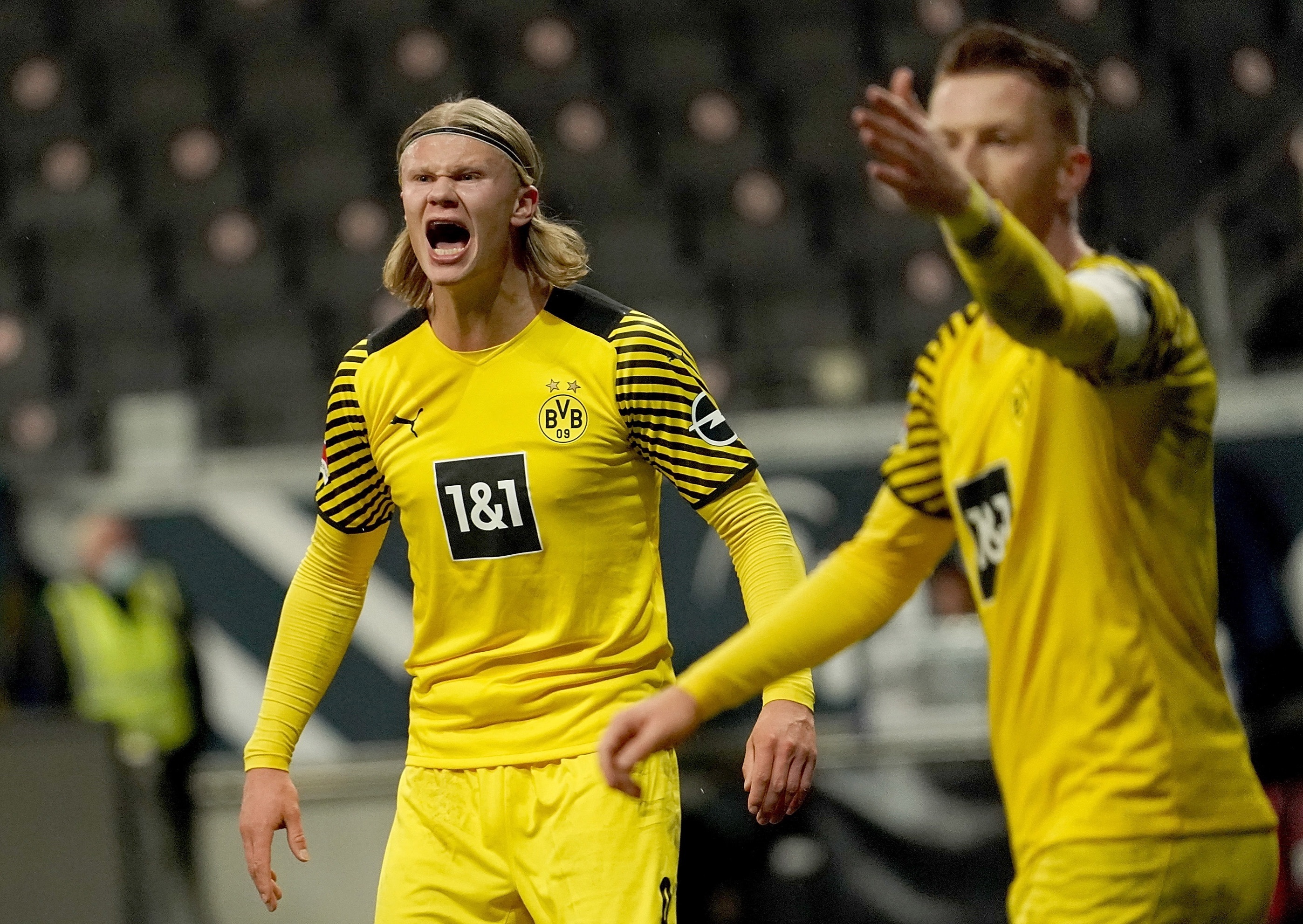 El jugador del Borussia Dortmund Erling Haaland (i) reacciona en el duelo ante el Eintracht Frankfurt. (Foto Prensa Libre: EFE)