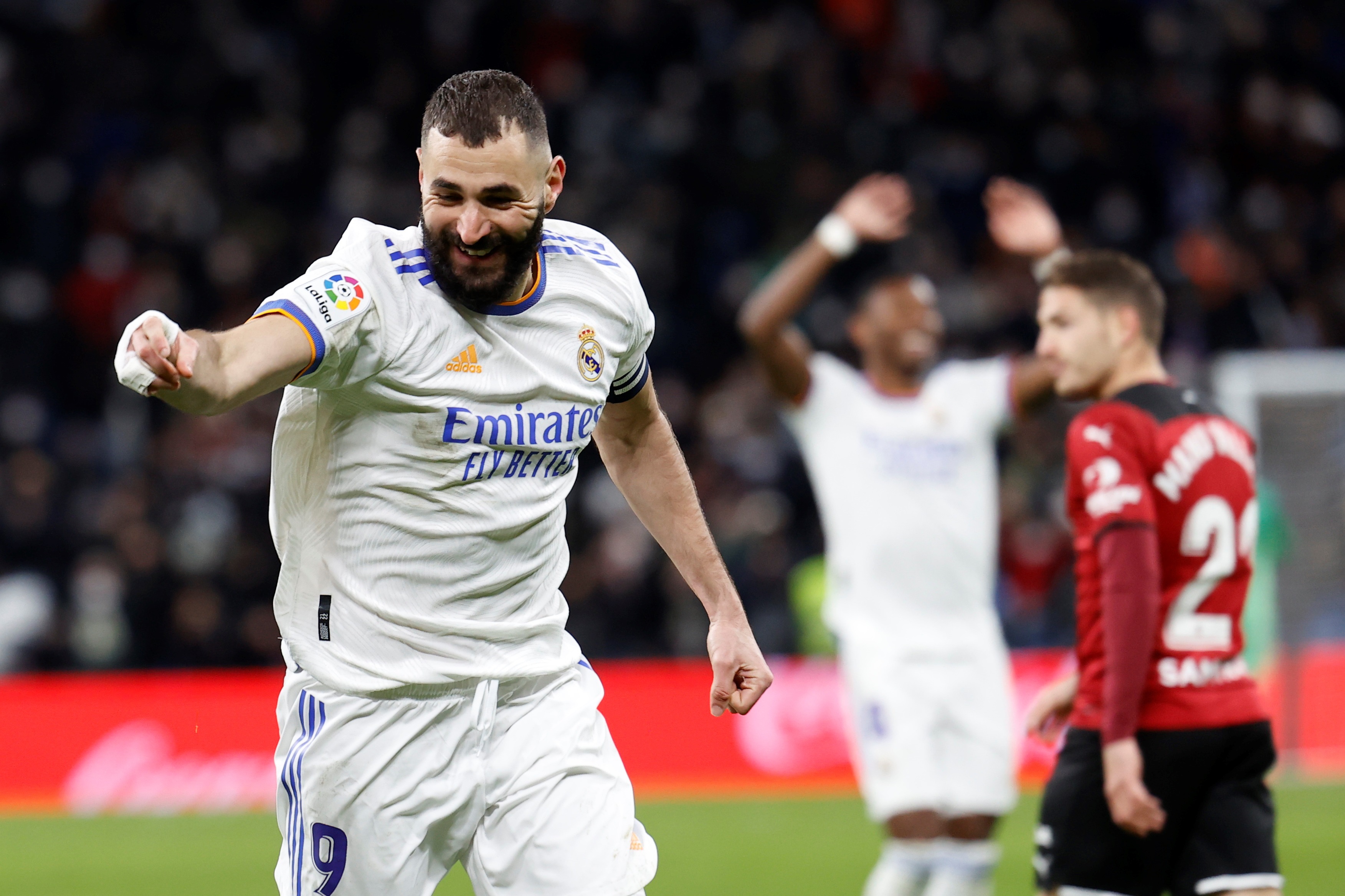 El delantero francés del Real Madrid, Karim Benzema, celebra el cuarto gol del equipo madridista ante el Valencia. (Foto Prensa Libre: EFE)