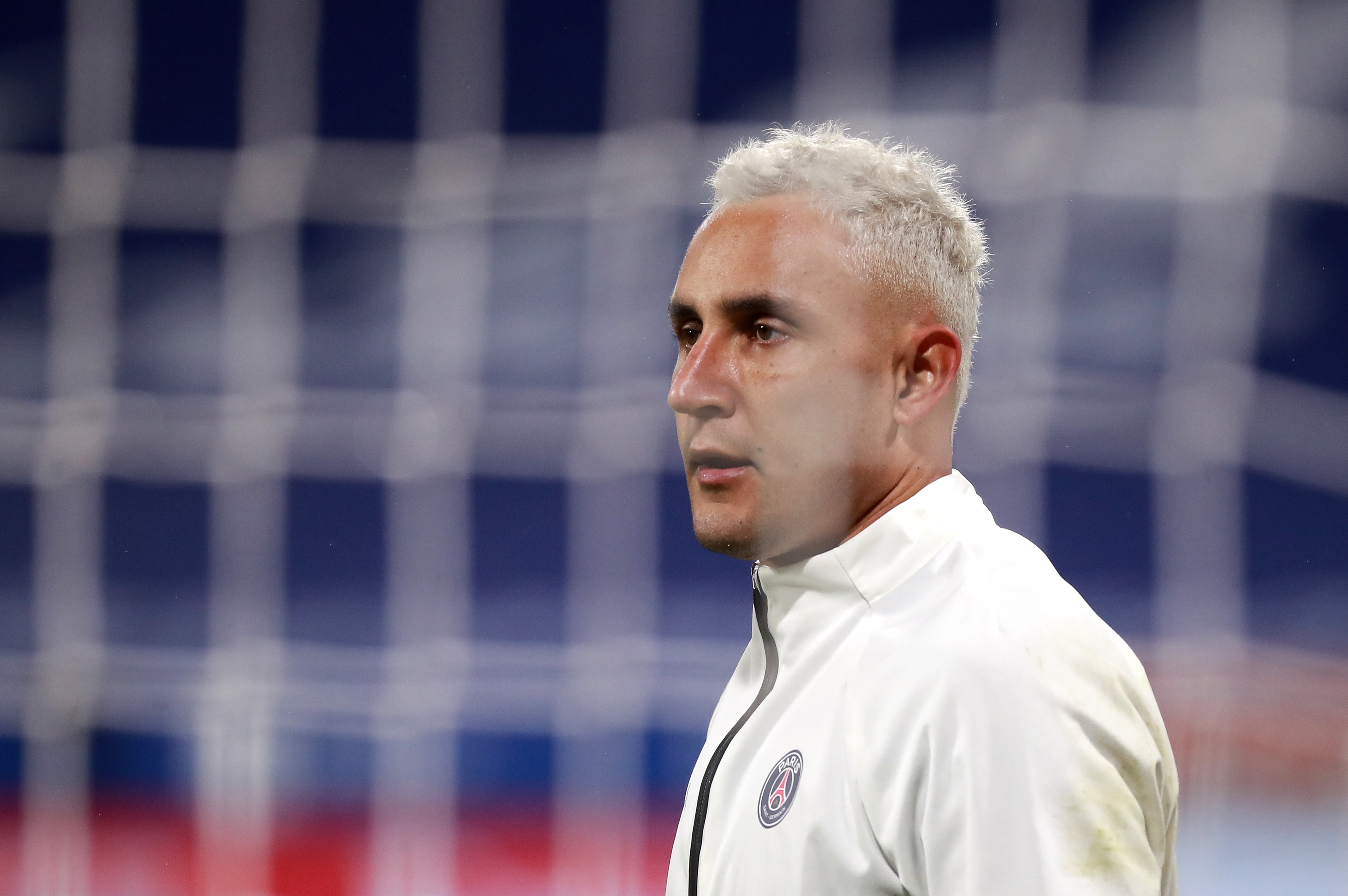 Decines Charpieu (France), 09/01/2022.- Paris Saint Germain goalkeeper Keylor Navas warms up before the French Ligue 1 soccer match between Olympique Lyonnais (OL) and Paris Saint-Germain (PSG) in Decines, near Lyon, France, 09 January 2022. (Francia) EFE/EPA/CHRISTOPHE PETIT TESSON