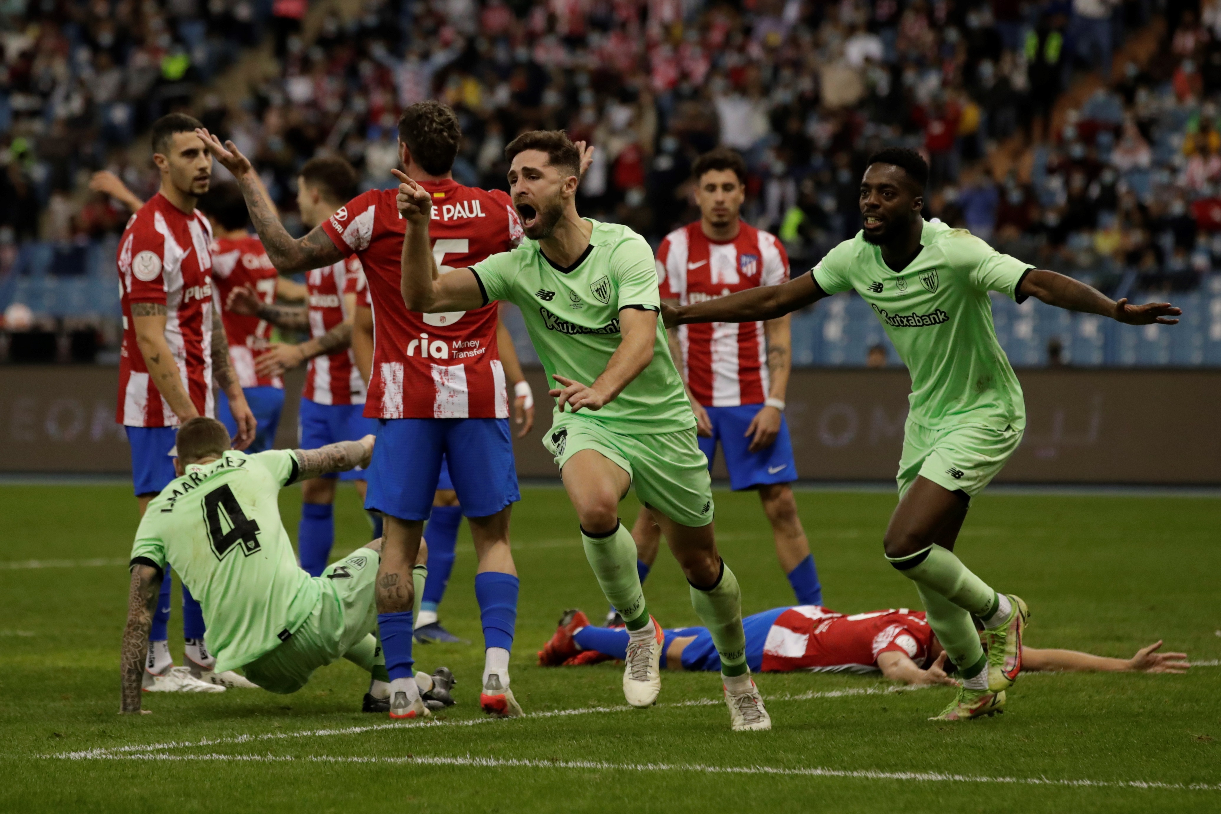 El defensa del Athletic de Bilbao, Yeray Álvarez (c), celebra el primer gol del equipo bilbaíno durante el partido de semifinales de la Supercopa de España que han disputado este jueves 13 de enero frente al Atlético de Madrid en el estadio Rey Fahd de Riad. Foto Prensa Libre: EFE.