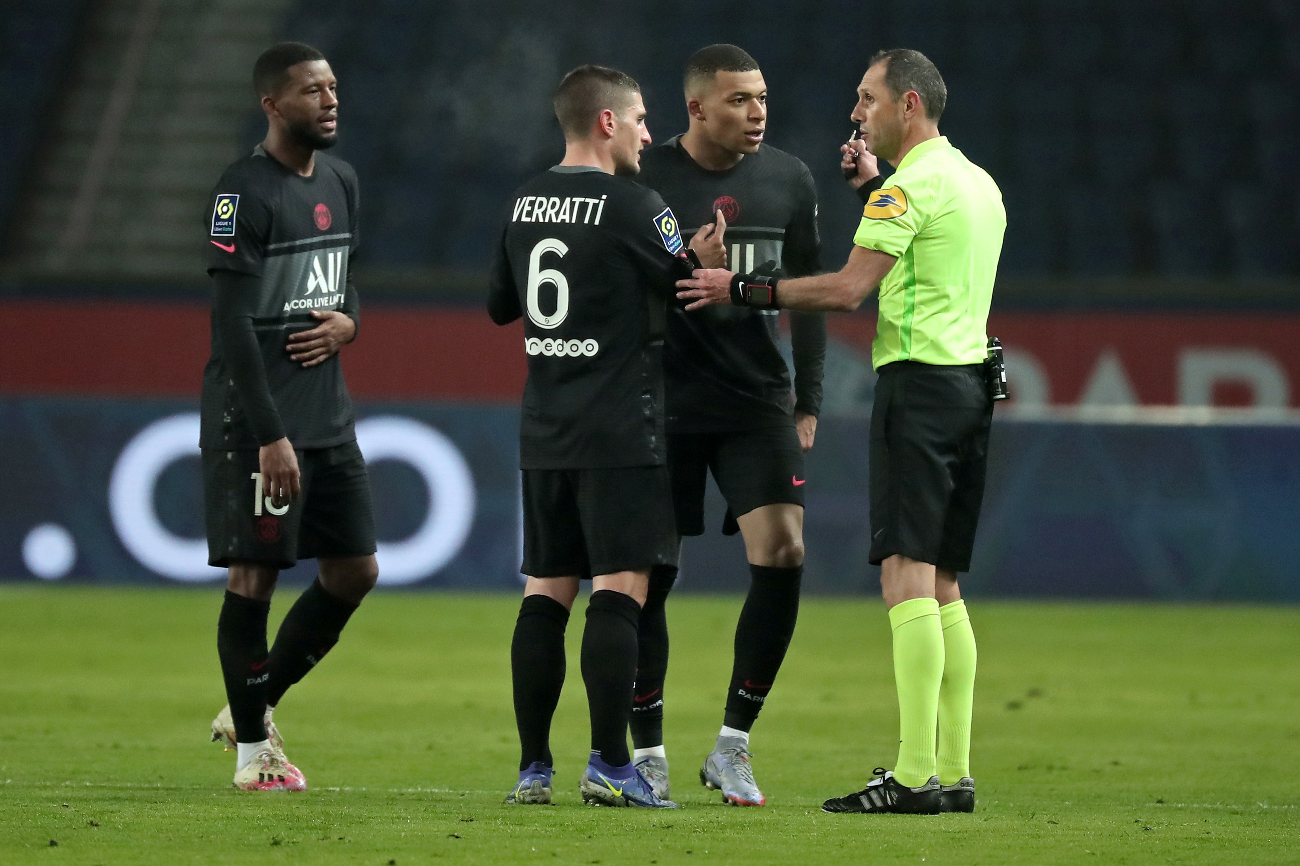 El delantero del PSG Kylian Mbappe (2-D) discute con el árbitro Mikael Lesage (D) en el duelo ante el Stade Brest. (Foto Prensa Libre: EFE)