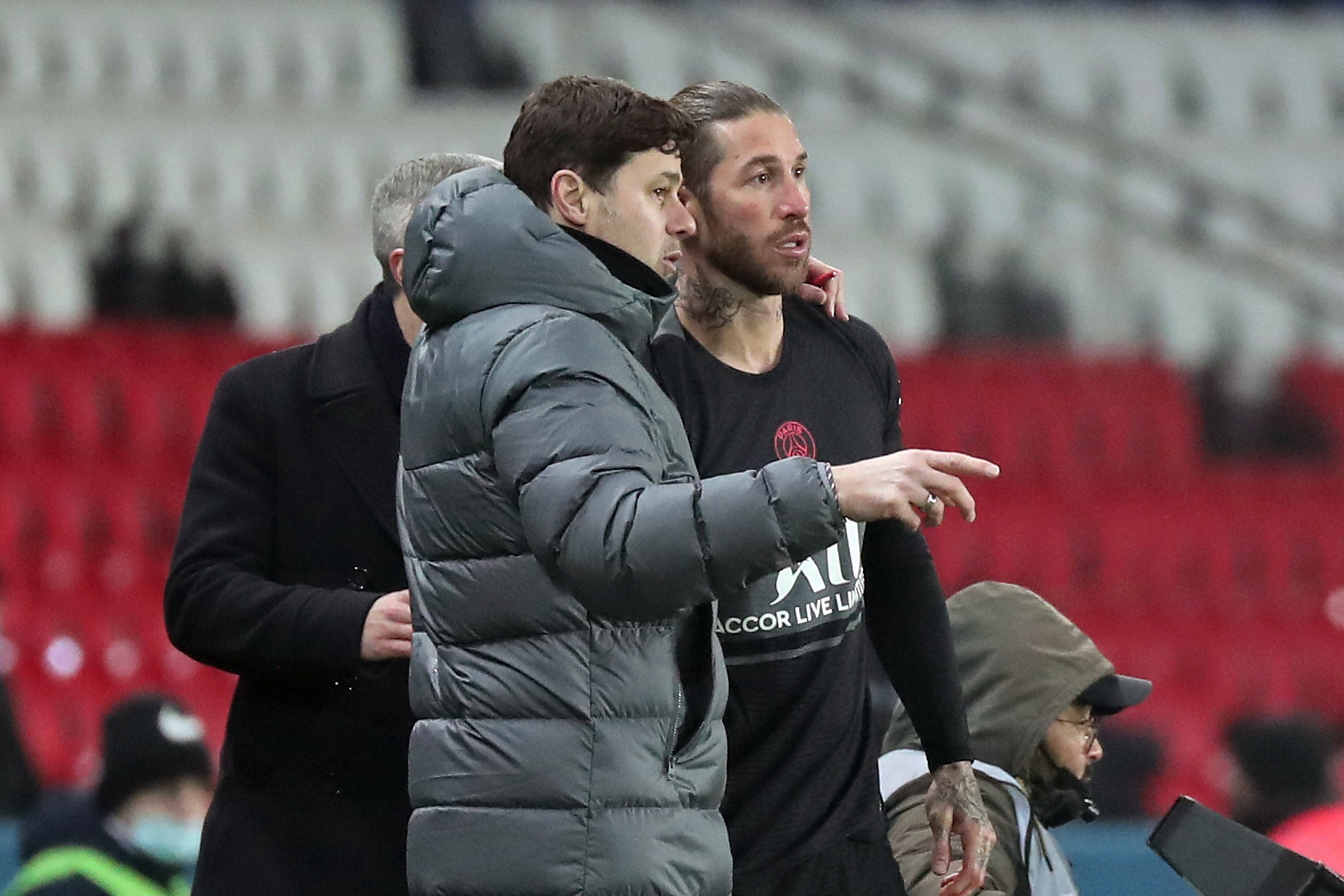 El jugador del Paris Saint-Germain Mauricio Pochettino (I) da instrucciones a su jugador Sergio Ramos (D) durante el juego de la Ligue 1 ante el Stade Brest. (Foto Prensa Libre: EFE)