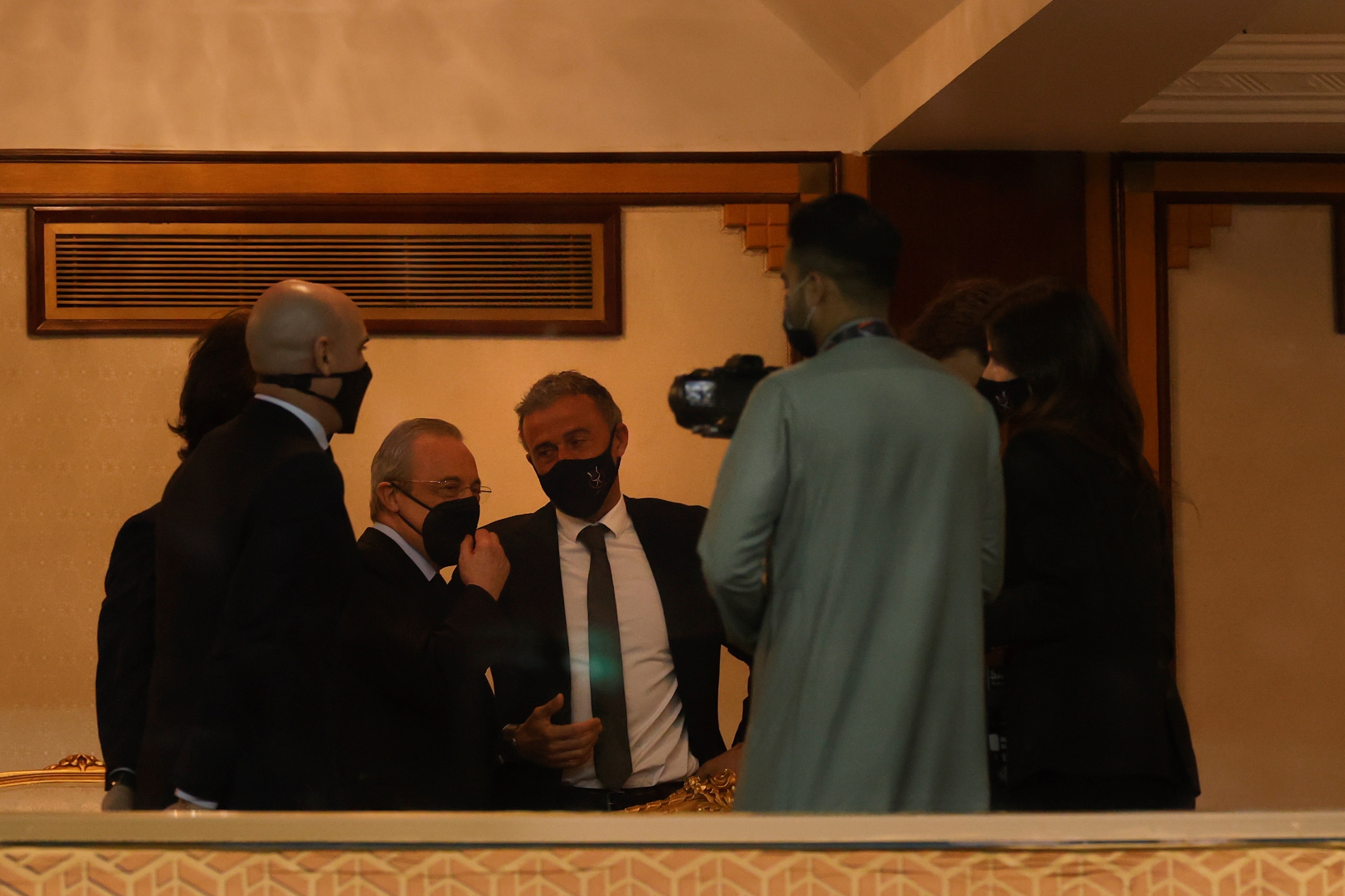 El presidente del Real Madrid, Florentino Pérez (2-i), conversa con el seleccionador español, Luis Enrique (3-i), en presencia del presidente de la RFEF, Luis Rubiales (i), al inicio de la final de la Supercopa. (Foto Prensa Libre: EFE)