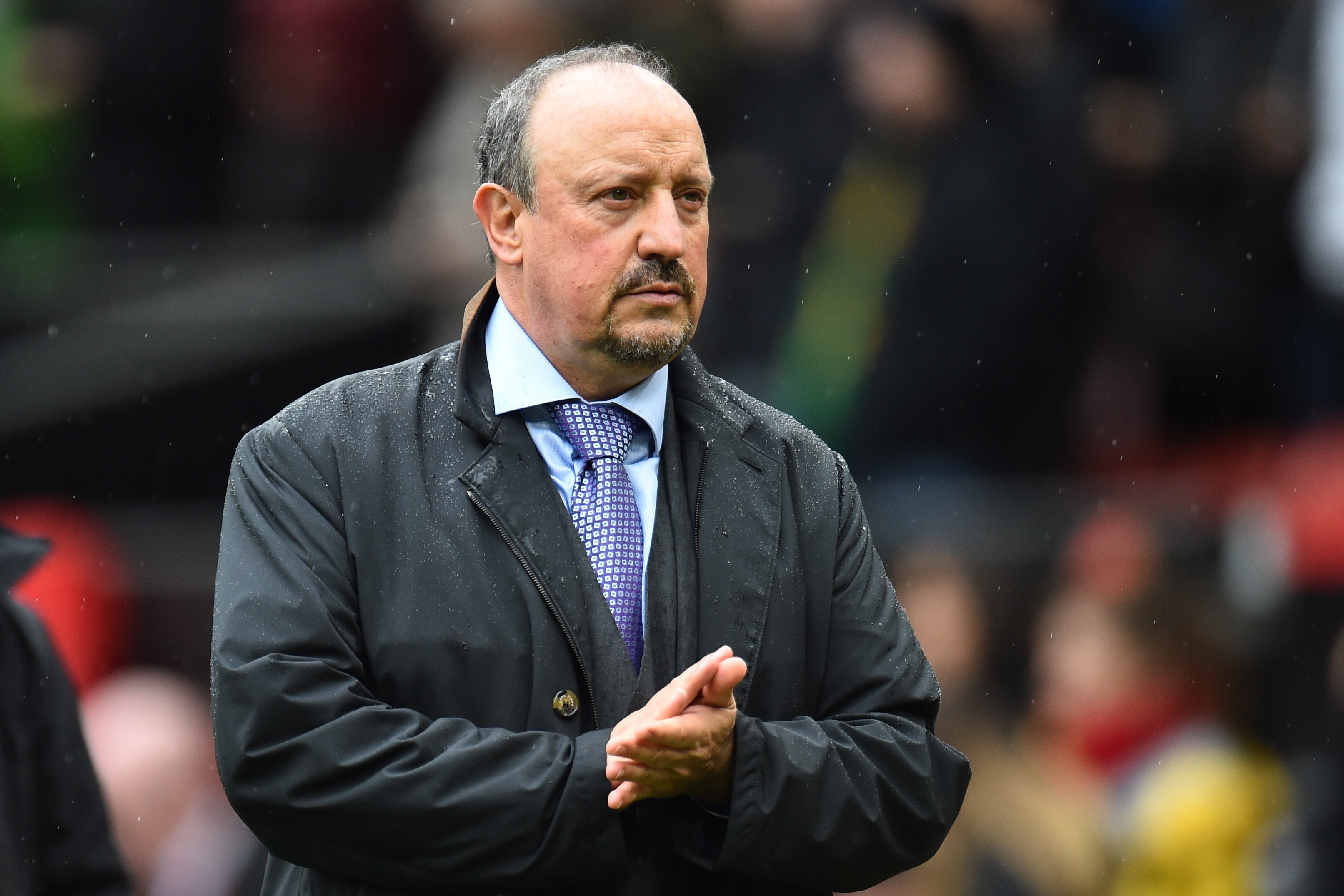 El exentrenador del Everton Rafael Benitez reaccionando ante el Manchester United. (Foto Prensa Libre: EFE)