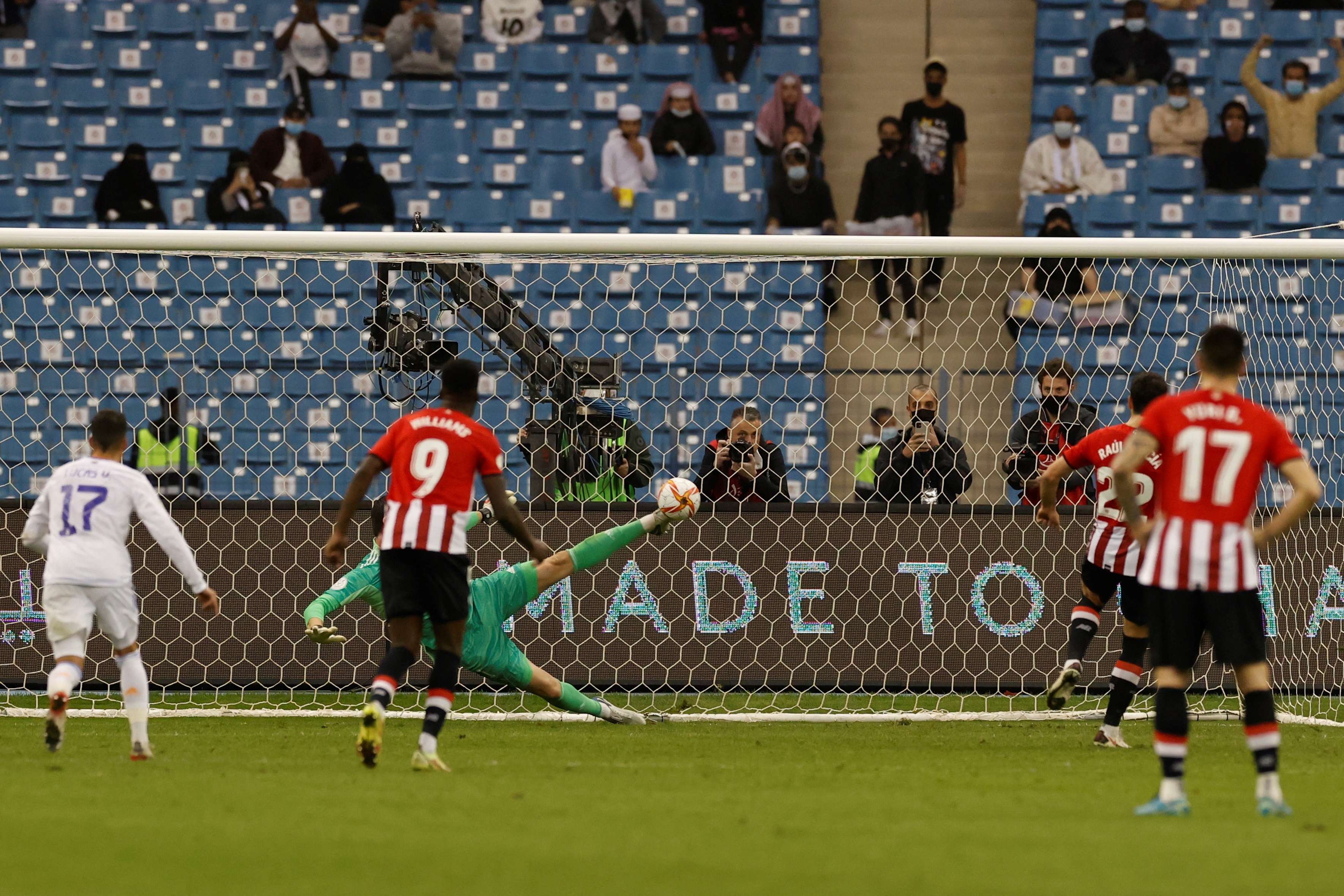 El portero del Real Madrid Thibaut Courtois detiene el penalti lanzado por Raúl García (2-d), del Athletic, durante la final de la Supercopa de España. (Foto Prensa Libre: EFE)