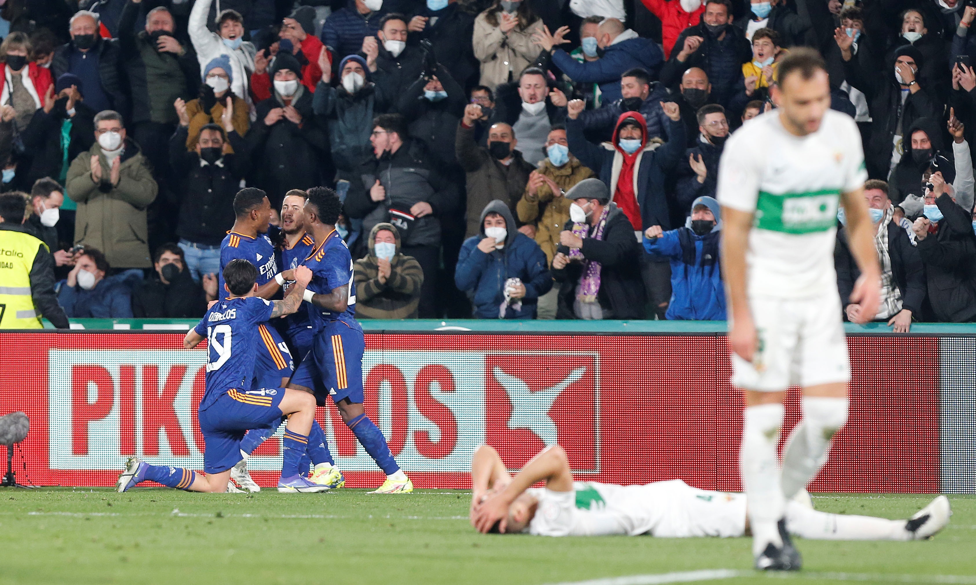 El delantero belga del Real Madrid Eden Hazard celebra su gol, segundo del equipo blanco ante el Elche. (Foto Prensa Libre: EFE)