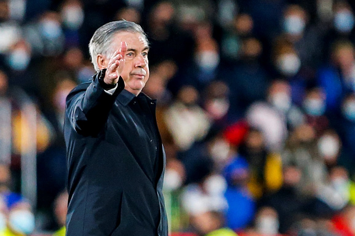 El técnico italiano del Real Madrid, Carlo Ancelotti, durante el partido de octavos de final de la Copa del Rey frente al Elche. (Foto Prensa Libre: EFE)