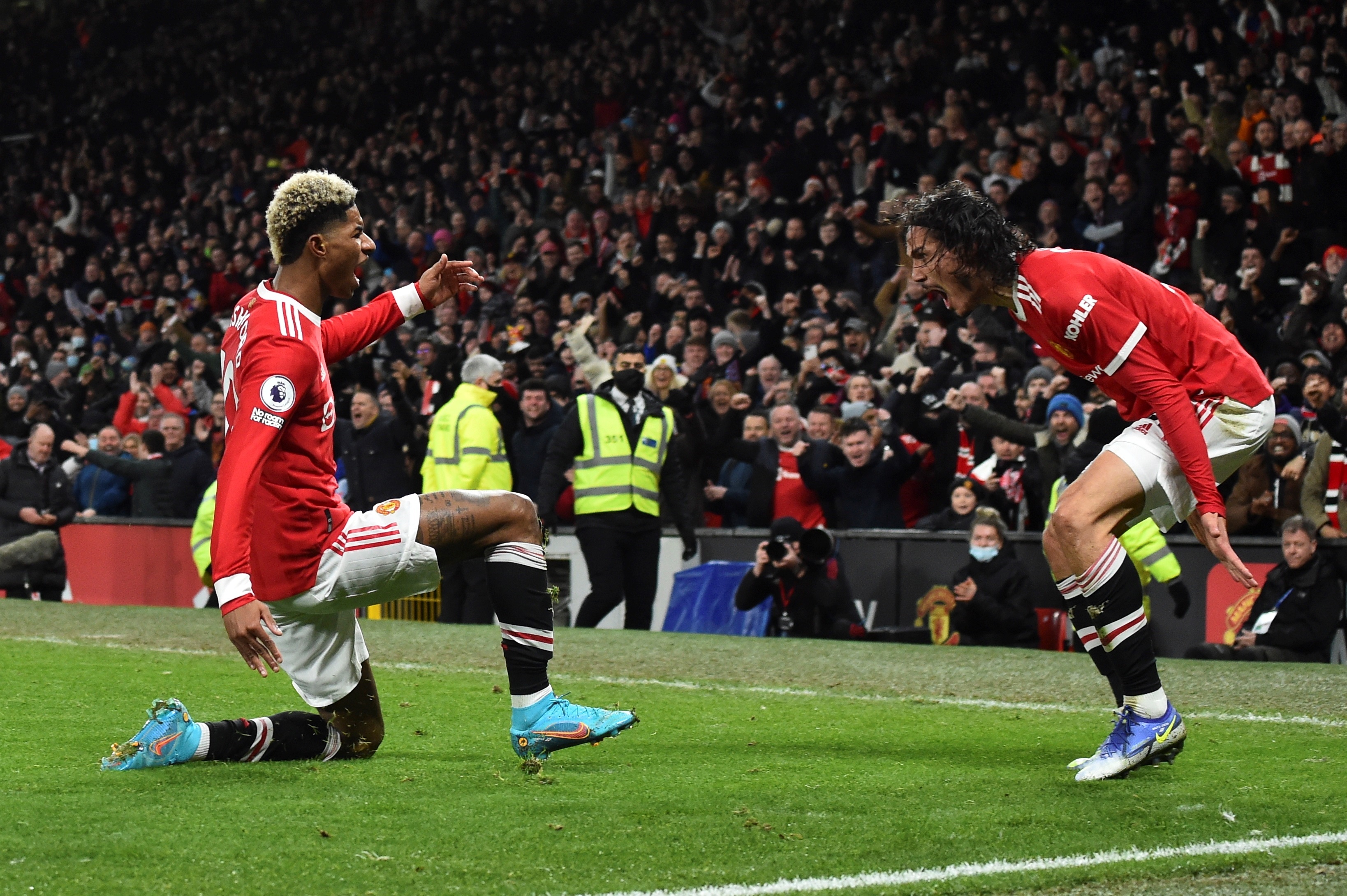 Los jugadores del Manchester United Marcus Rashford (I) y Edinson Cavani (D) celebran después de anotar el único gol del duelo ante el West Ham United.(Foto Prensa Libre: EFE)