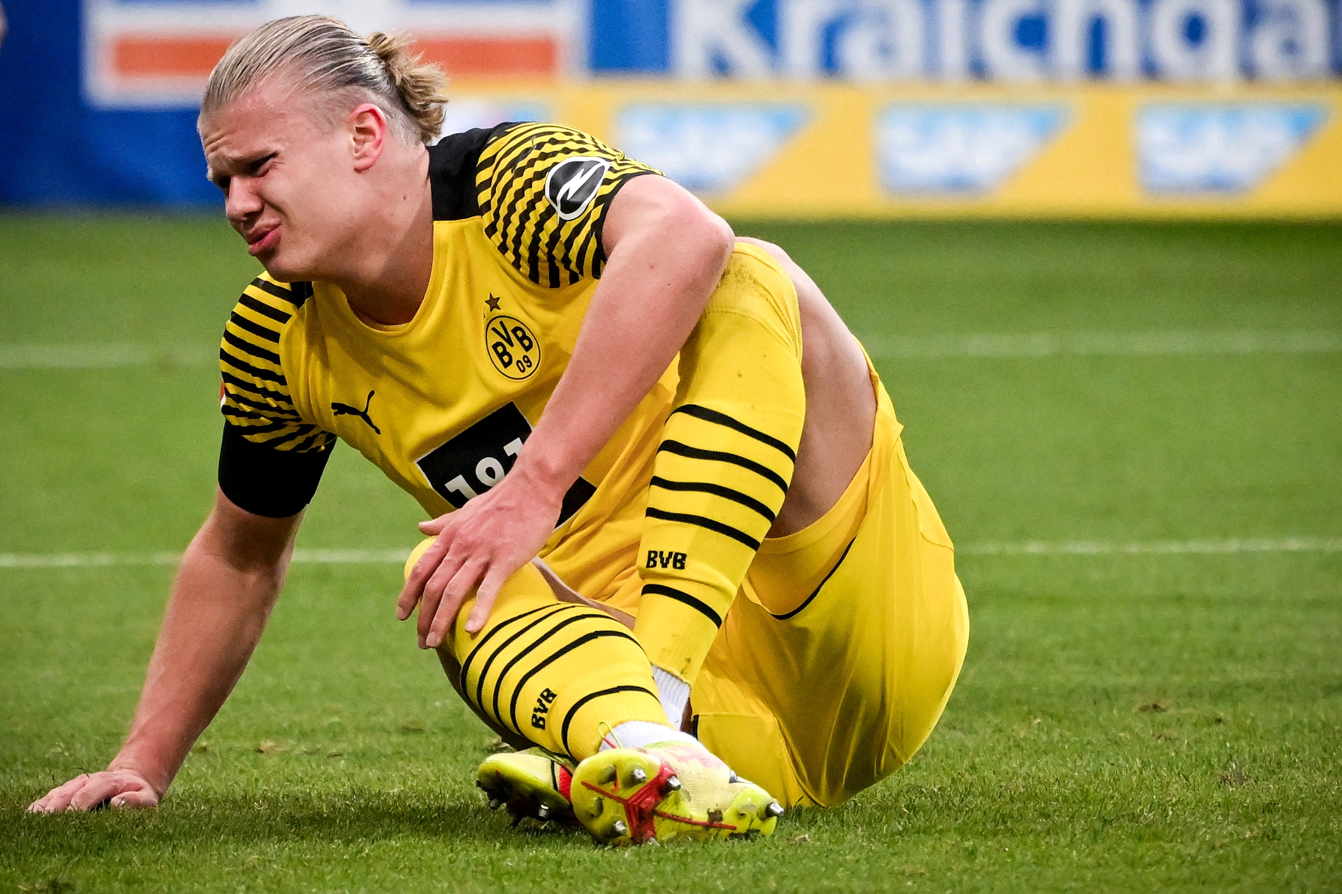 El delantero del Dortmund Erling Haaland después de lesionarseante el 1899 Hoffenheim. (Foto Prensa Libre: EFE)