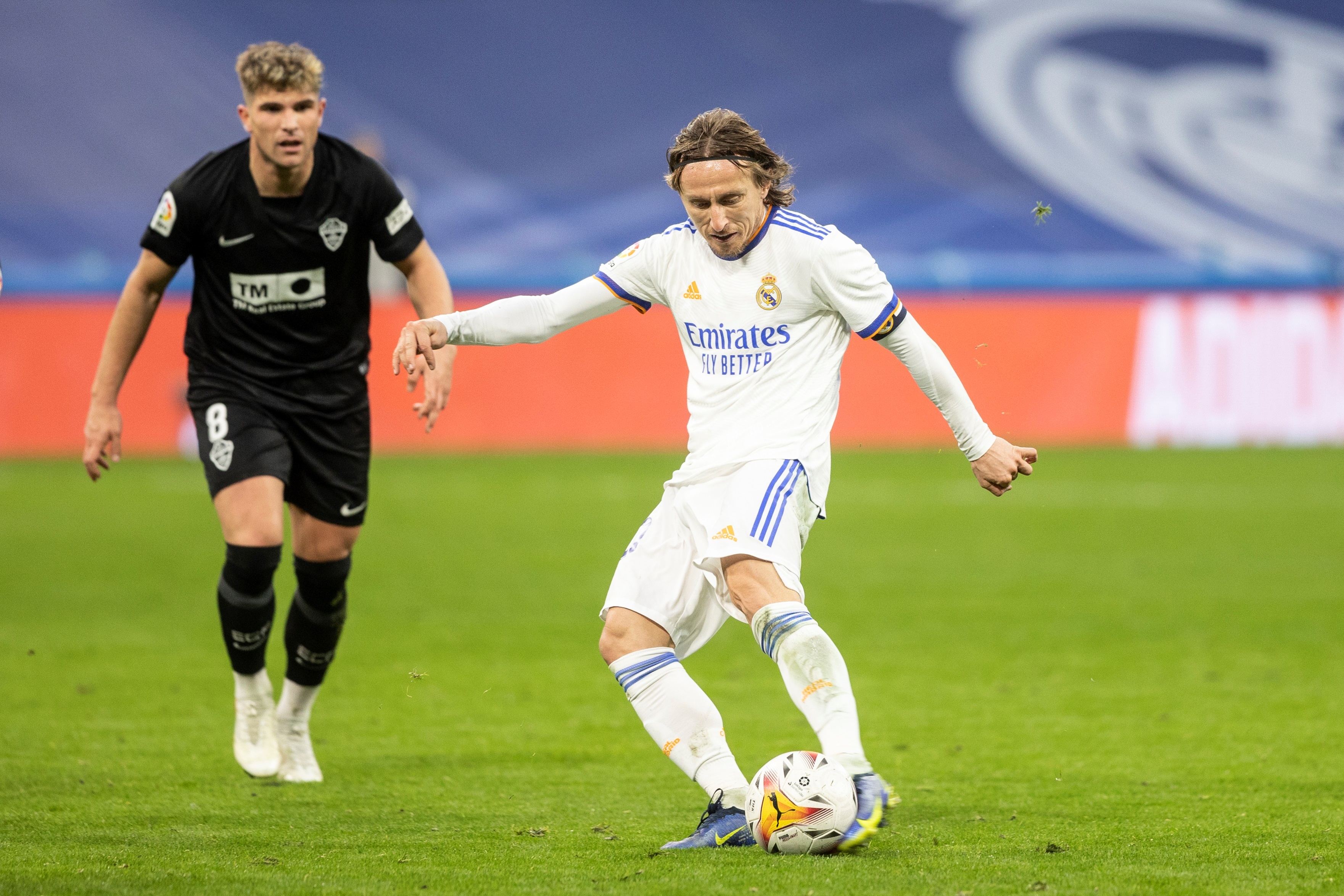 El delantero croata del Real Madrid Luka Modric (c), durante un partido de LaLiga. (Foto Prensa Libre: EFE)