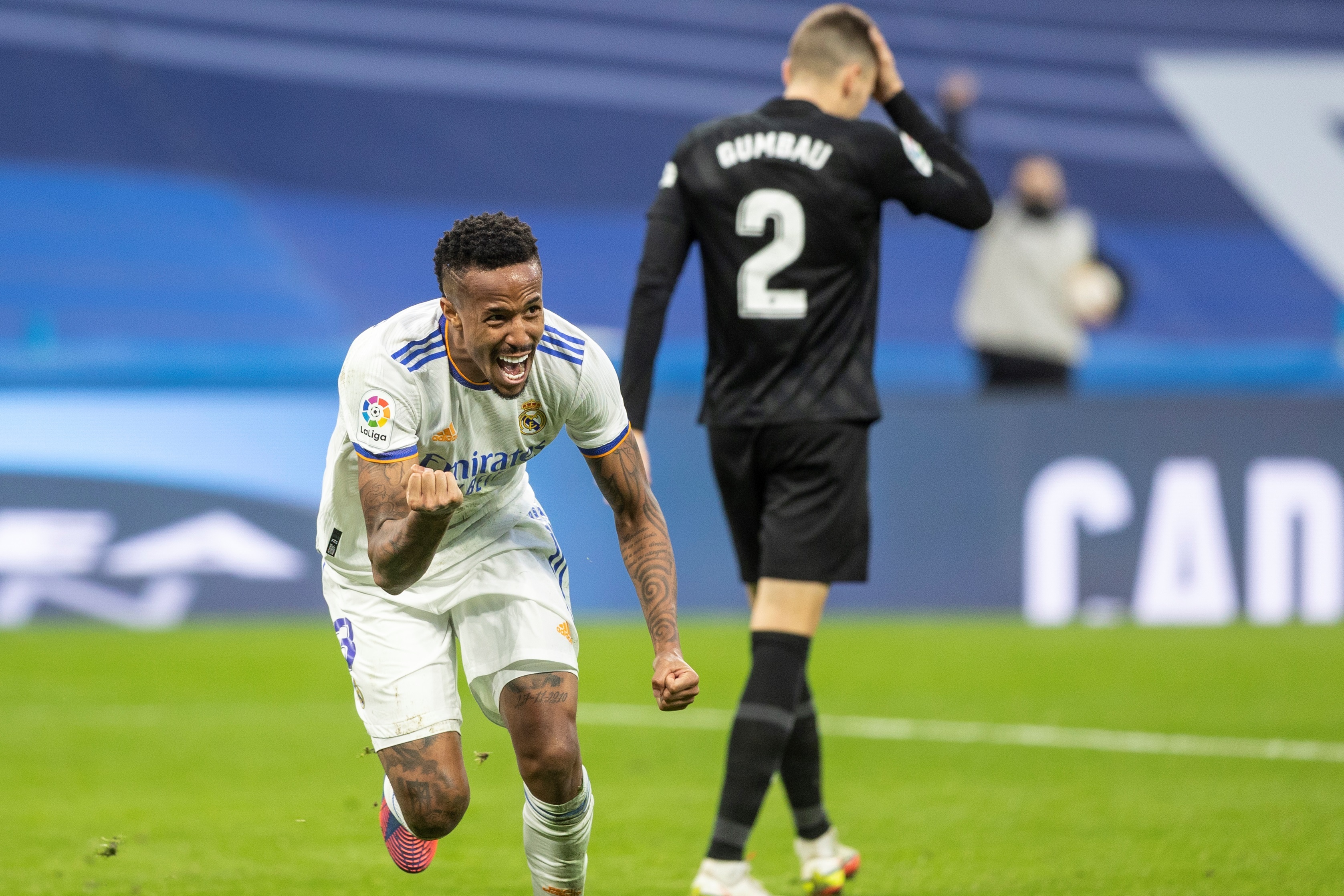 El defensa brasileño del Real Madrid Eder Militao celebra el gol del empate ante el Elche en el estadio Santiago Bernabéu.- (Foto Prensa Libre: EFE)