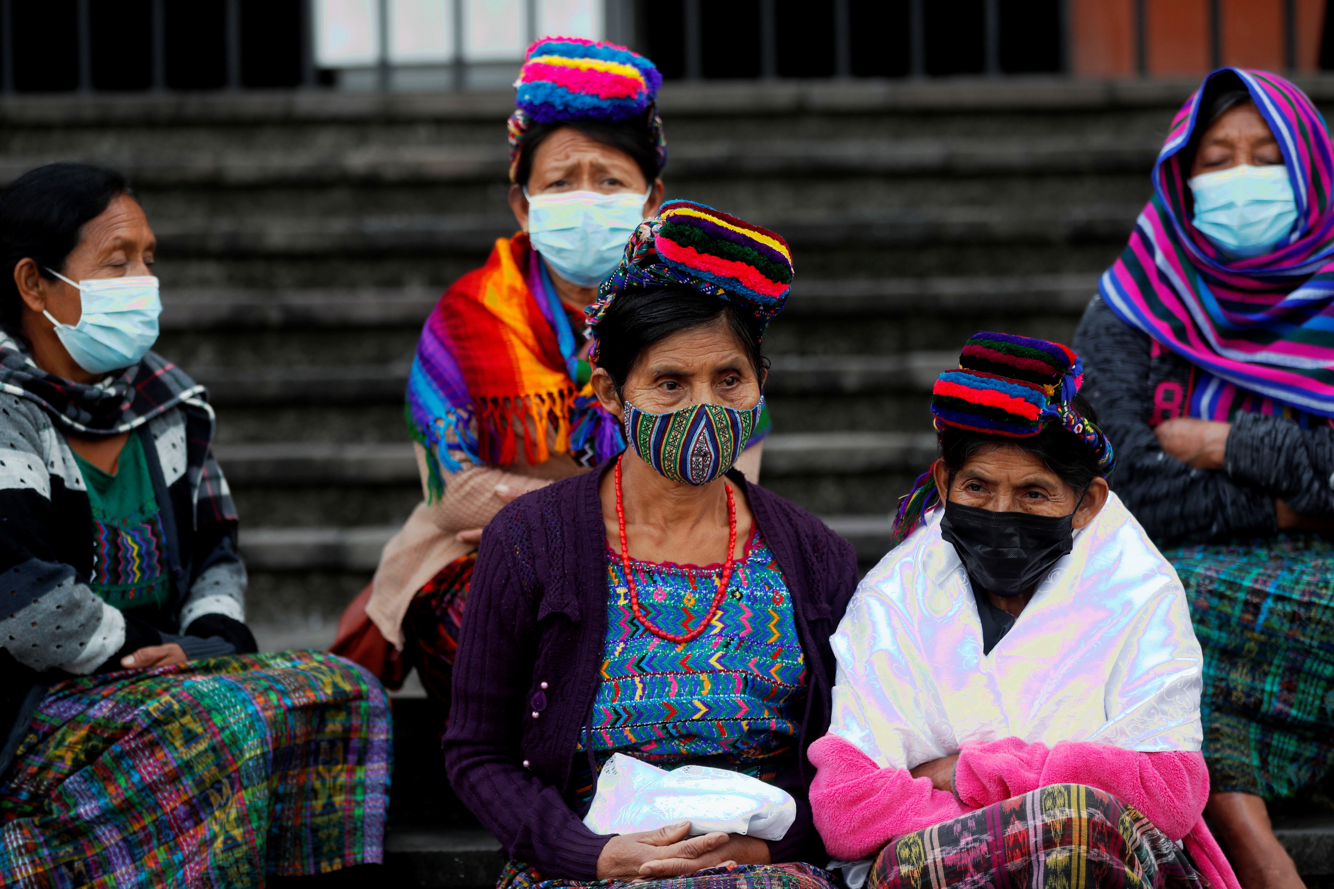 Las mujeres indígenas son las que más sufre por al pobreza y falta de acceso a salud y a educación. (Foto Prensa Libre: EFE)