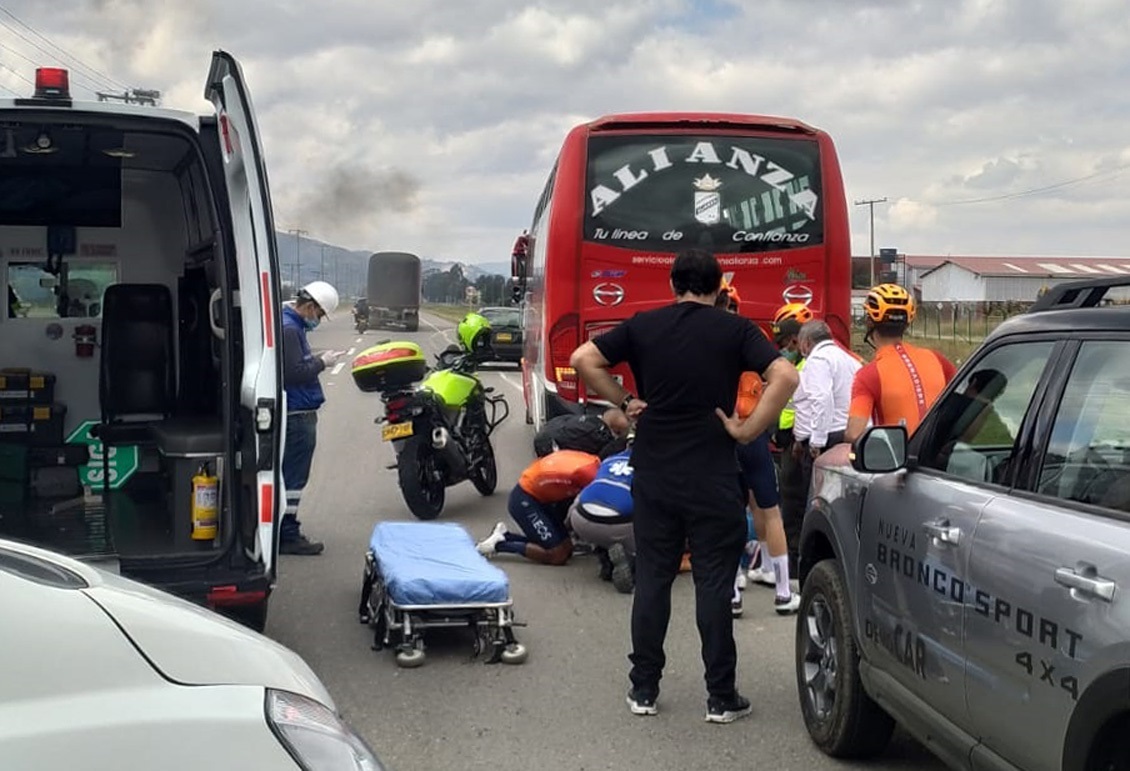 El ciclista colombiano Egan Bernal (Ineos), ganador del Giro de Italia de 2021, sufrió este lunes un aparatoso accidente mientras entrenaba en una carretera próxima a Bogotá y fue trasladado a un hospital "con múltiples laceraciones". Foto Prensa Libre: EFE