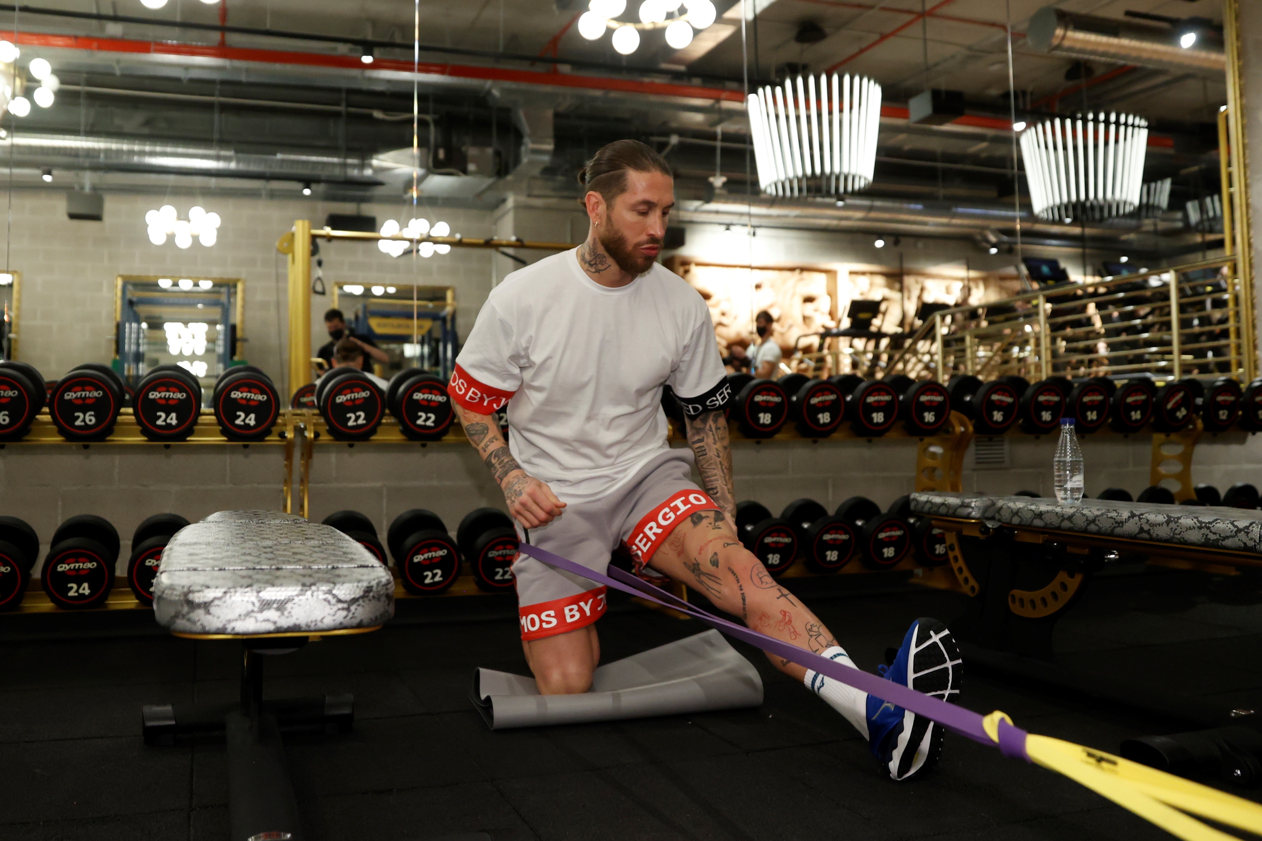 El defensa del París Saint Germain Sergio Ramos entrena en el gimnasio que lleva su nombre, este martes en Madrid. (Foto Prensa Libre: EFE)