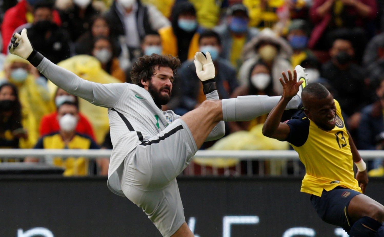 El portero brasileño Alisson Becker fue protagonista en el partido. (Foto Prensa Libre: EFE)