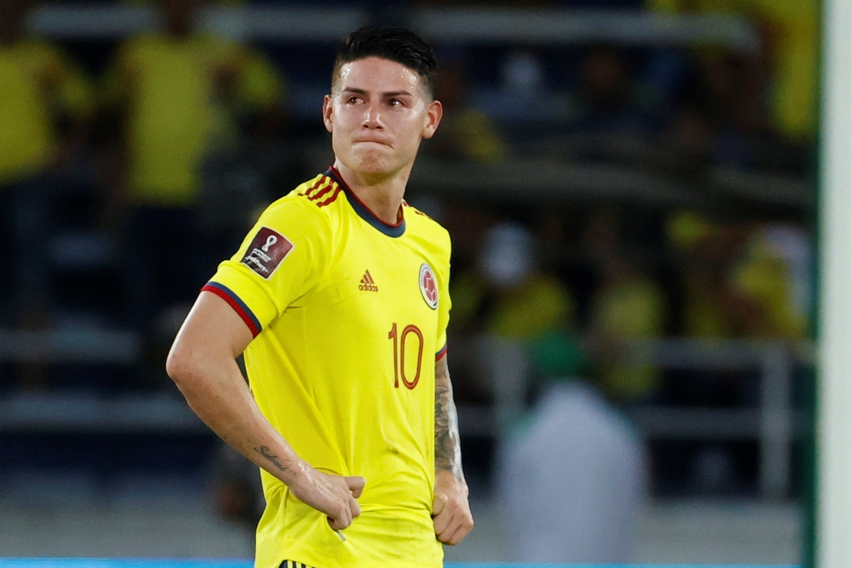 James Rodríguez de Colombia lamenta la derrota de su selección, Colombia ante Perú en el estadio Metropolitano. (Foto Prensa Libre: EFE)