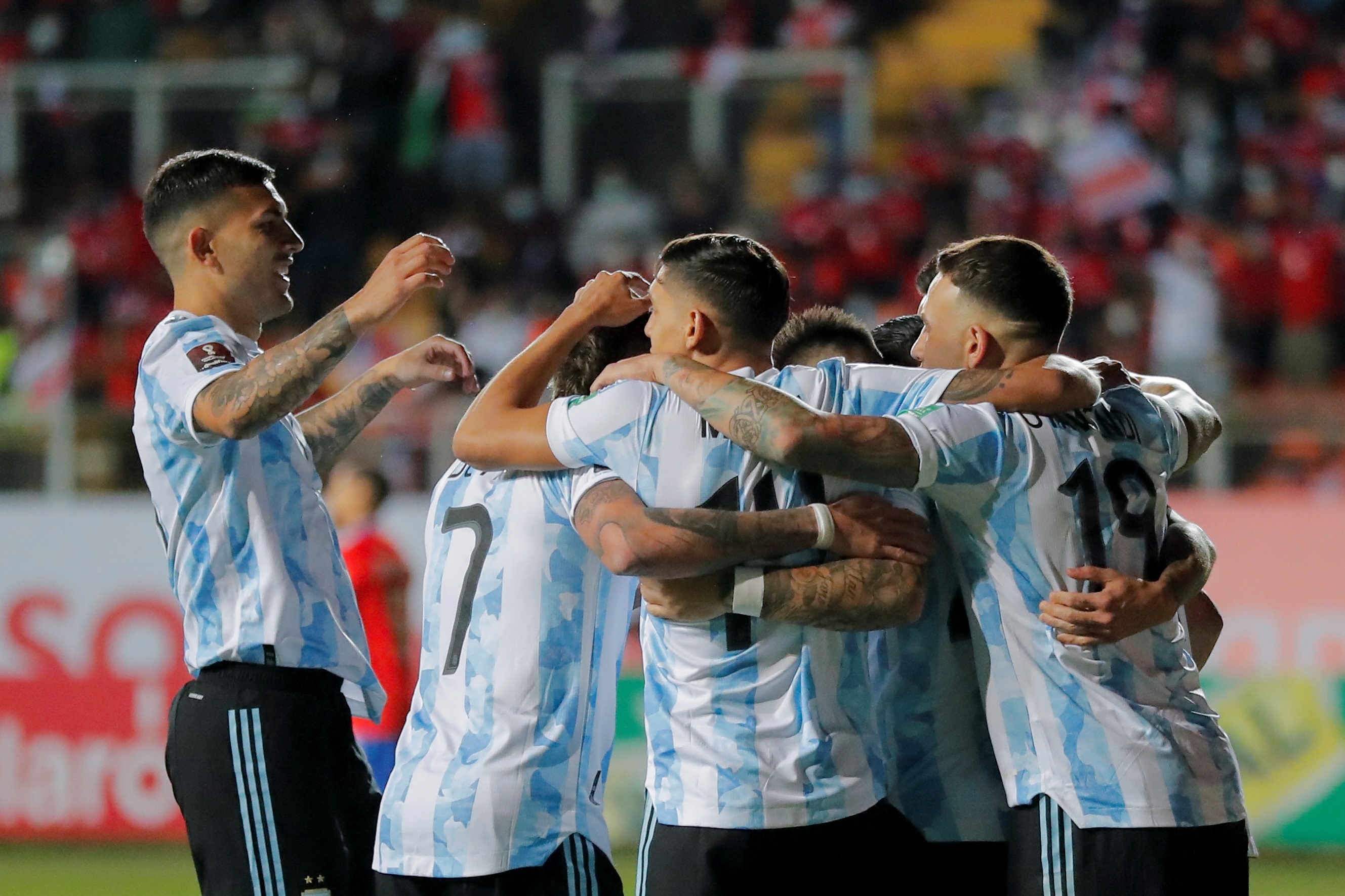 Jugadores de Argentina celebran durante el partido por las eliminatorias sudamericanas para el Mundial de Qatar frente a Chile. (Foto Prensa Libre: EFE)