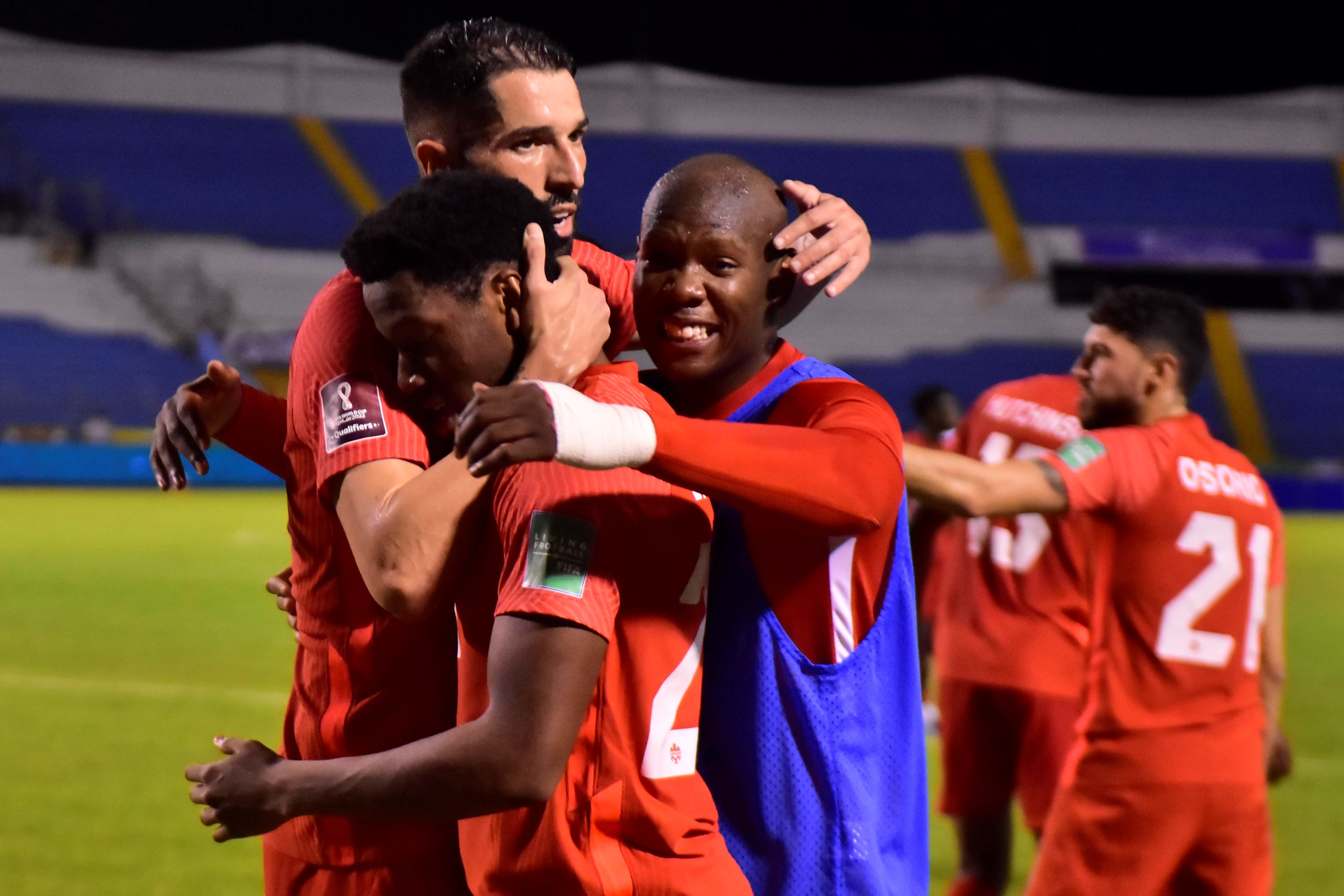 Jonathan David (c) de Canadá celebra con sus compañeros luego de anotar la ventaja 2-0 sobre Honduras. (Foto Prensa Libre: EFE)