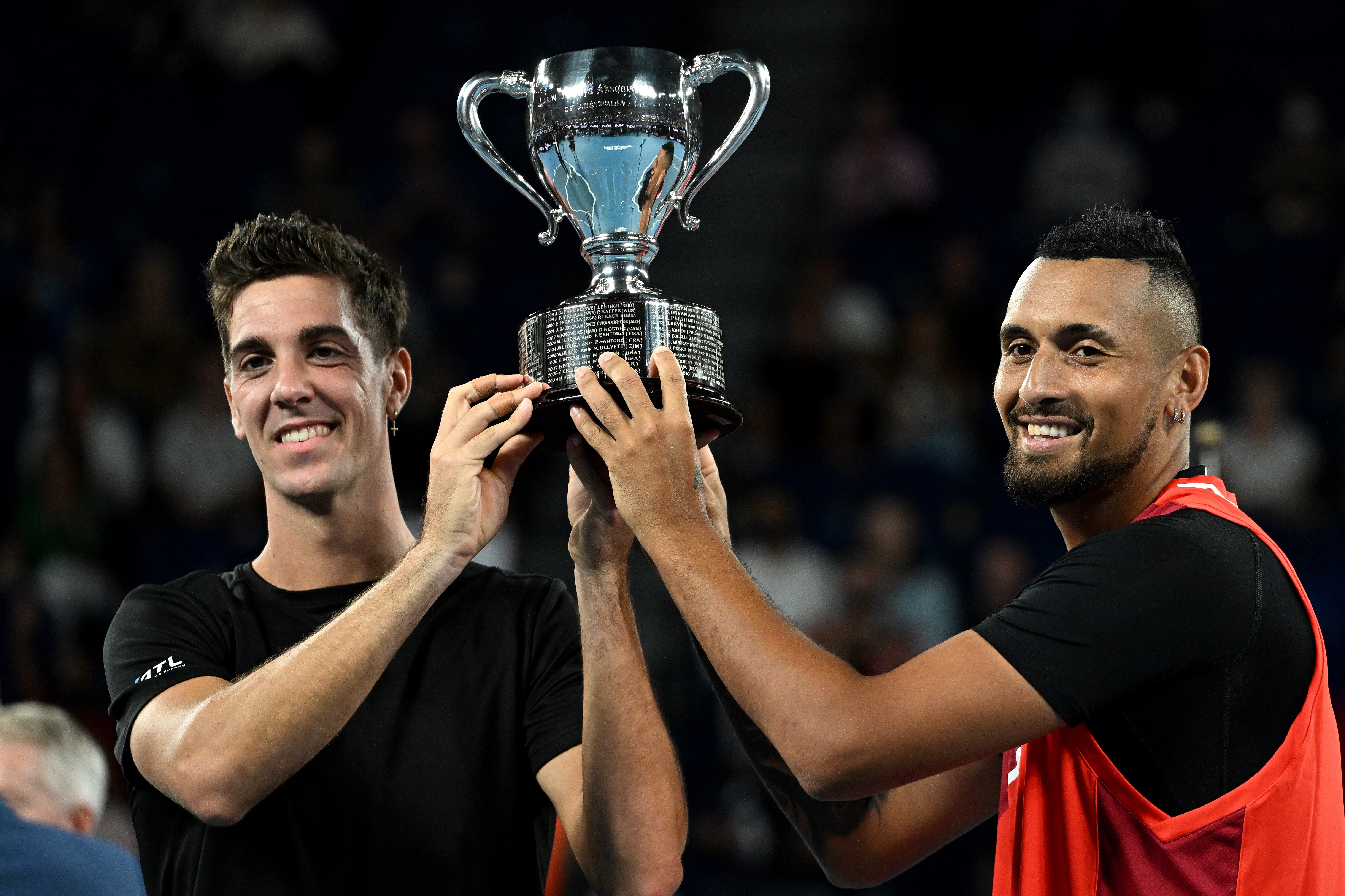 Los australianos Thanasi Kokkinakis y Nick Kyrgios después de ganar la final de dobles ante Matthew Ebden y Max Purcell también de Australia. (Foto Prensa Libre: EFE)