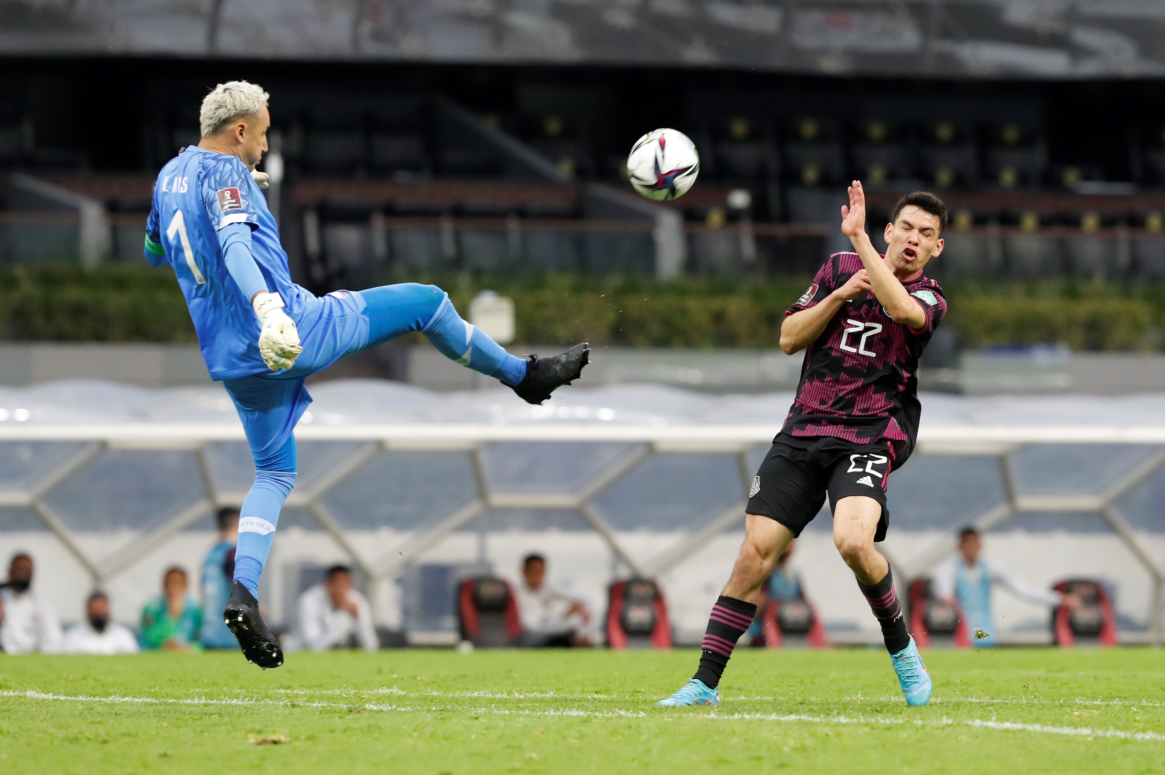 El arquero de Costa Rica Keylor Navas (azul) rechaza un balón frente a Hirving Lozano de México. (Foto Prensa Libre: EFE)