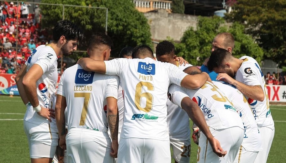 Los jugadores de Comunicaciones antes de disputar la final de ida ante Malacateco. (Foto Prensa Libre: Facebook)