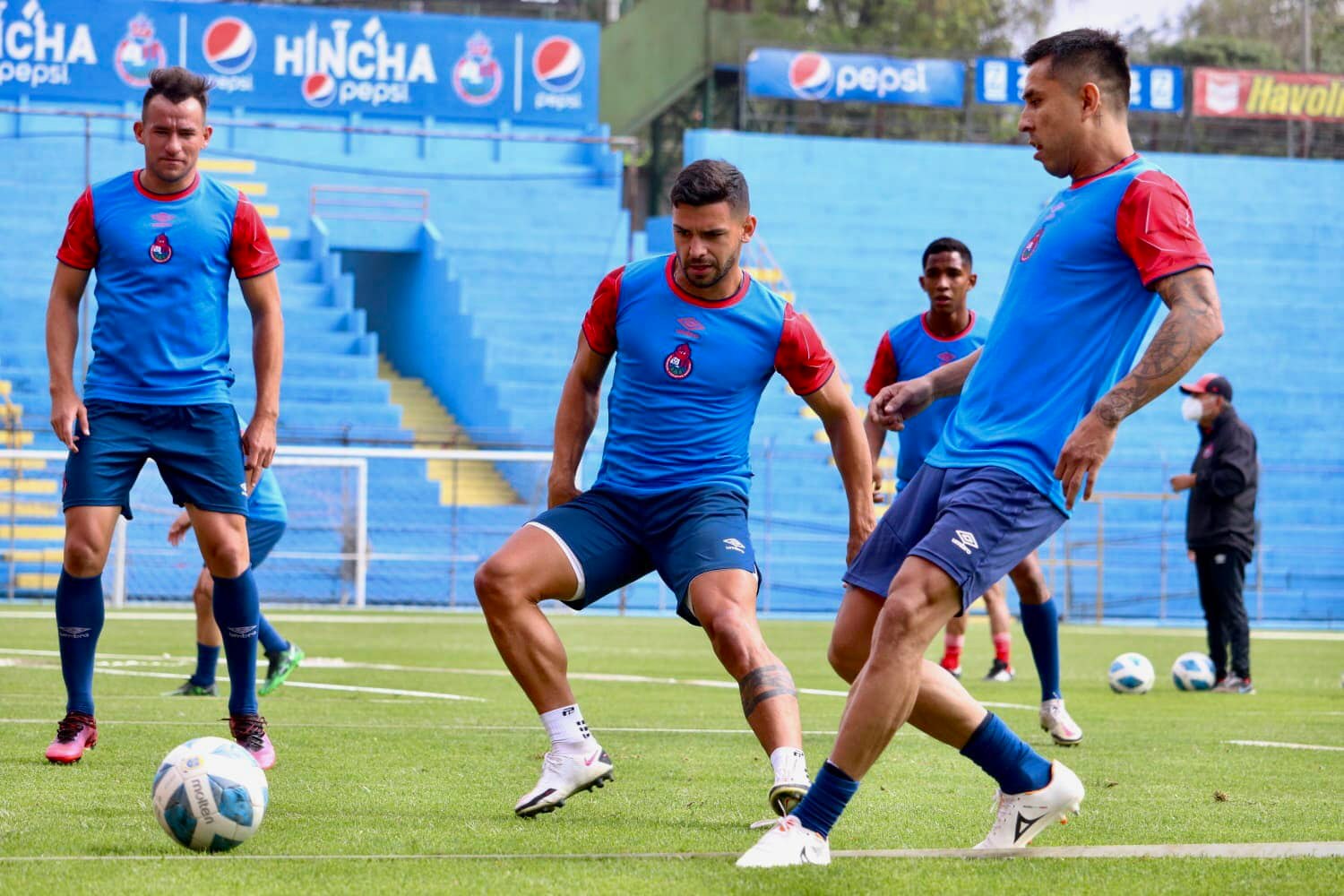 El delantero mexicano Jesús Isijara (D) entrenó este lunes 10 de enero por primera vez con Municipal en el estadio El Trébol. Foto Rojos.com