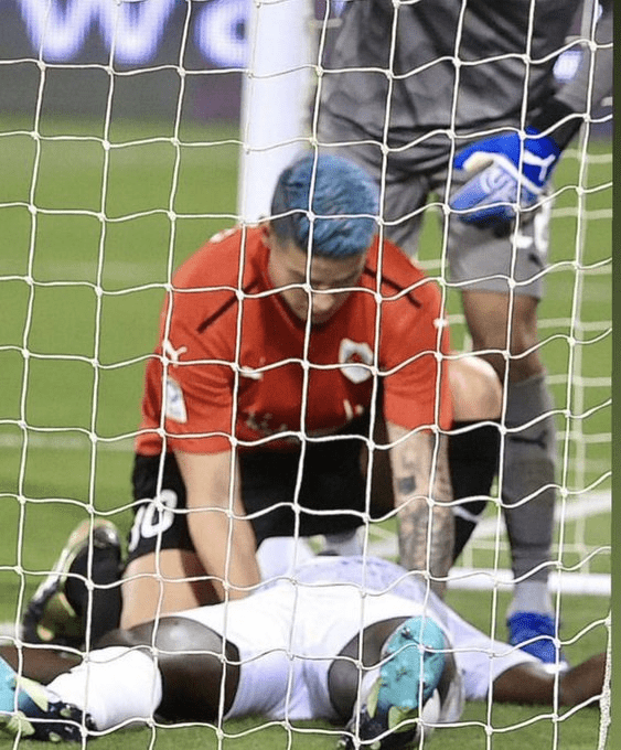 Mukhtar Shabaan, médico del equipo Al Wakrah, dijo que gracias a que James Rodríguez le acomodó  correctamente la cabeza a Ousmane Coulibaly pudo respirar después de sufrir un infarto en el partido ante el Al Rayyan. Foto redes.