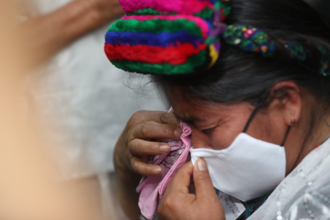 Cinco expatrulleros militares fueron sentenciados a más de 30 años de cárcel en el Caso Mujeres Achí. Una de las víctimas llora al escuchar el fallo del tribunal (Foto Prensa Libre: Juan Diego González)