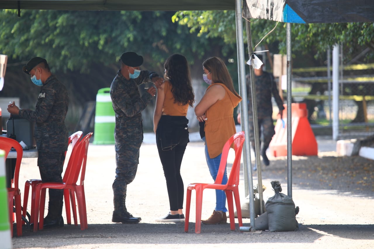 En los puestos de vacunación implementados por el Ejército varias personas acuden a inmunizarse. (Foto Prensa Libre: Carlos Hernández)