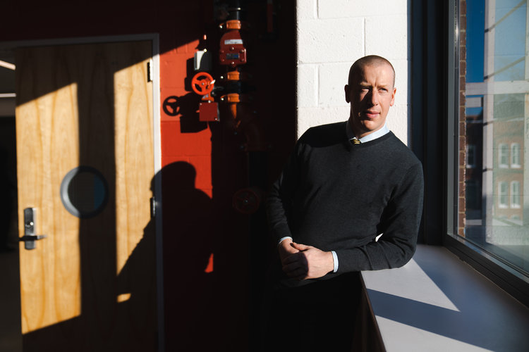 Brigham Kiplinger, director de la escuela primaria Garrison en Washington D. C., el 24 de enero de 2022, que ha luchado con ahínco para que los alumnos se vacunen contra el covid. (Foto Prensa Libre: Erin Schaff/The New York Times).