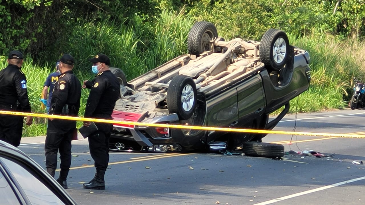 La víctima mortal quedó dentro del vehículo. (Foto Prensa Libre: cortesía)