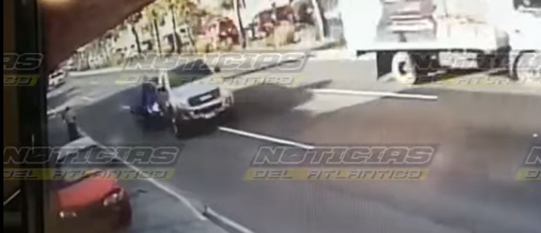 Momento del accidente de tránsito en la ruta al Atlántico. (Foto Prensa Libre: Tomada del video de Noticias del Atlántico)