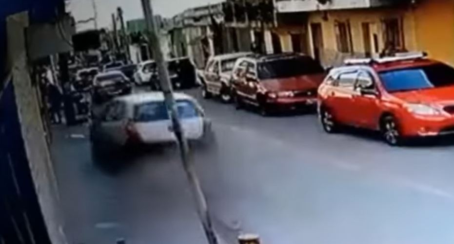 Momento del accidente de un taxi en la zona 13 de la capital. (Foto Prensa Libre: Tomada de Noticias del Atlántico)