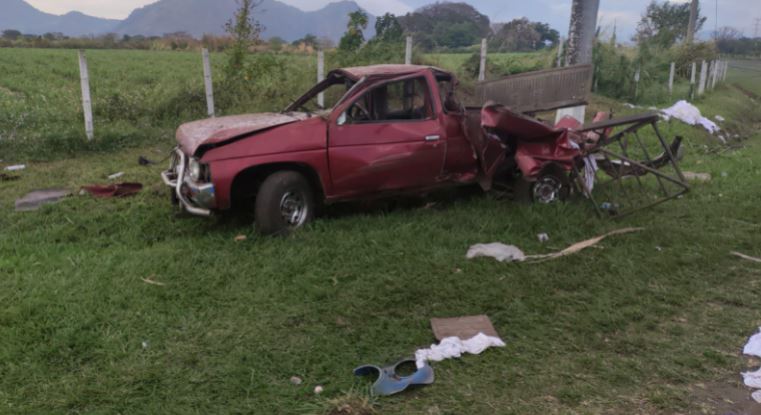 Uno de los vehículos involucrados en el accidente del km 56 de la ruta Interamericana. (Foto Prensa Libre: Enrique Paredes) 