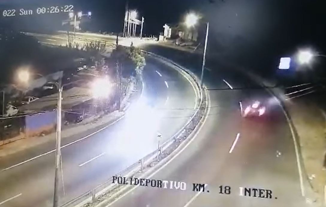 Momento del accidente en la ruta Interamericana. (Foto Prensa Libre: Tomada del video de SacatepéquezStarNews)