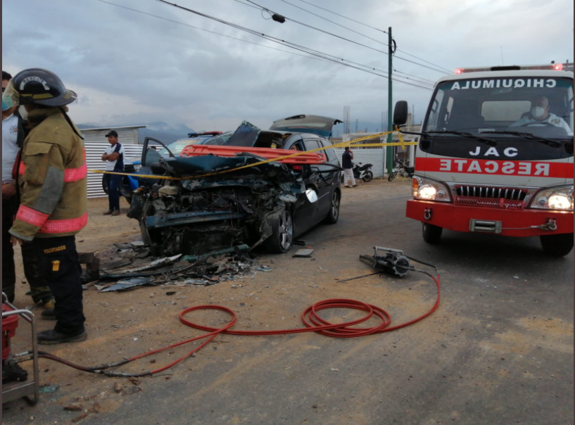 Dos personas perdieron la vida en un accidente reportado la mañana de este sábado. Fotografía: Cuerpos de Bomberos Voluntarios. 