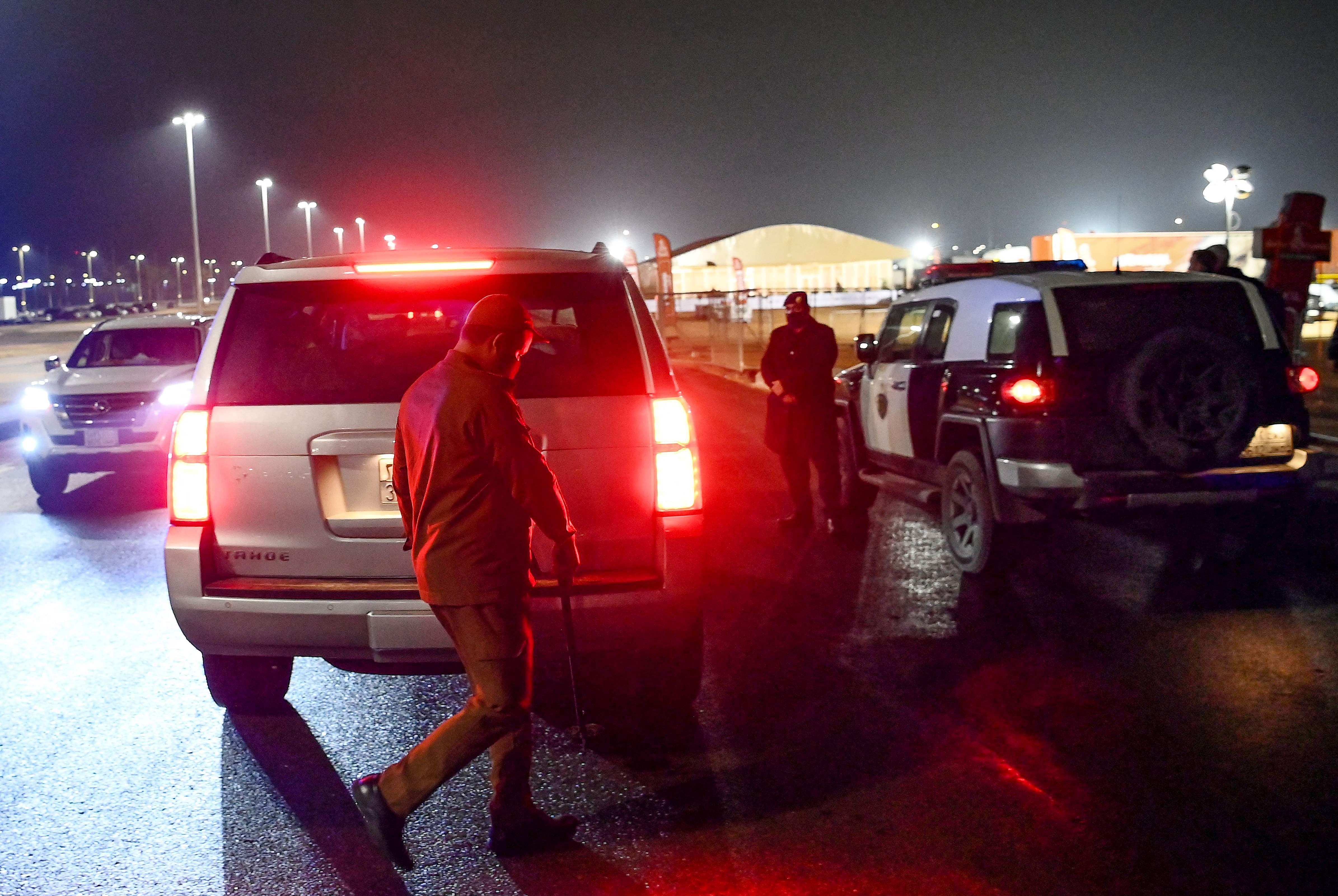 Un vehículo es inspeccionado al bivouac en Ha'il durante el Dakar 2022 entre Jeddah y Ha'il. (Foto Prensa Libre: AFP)