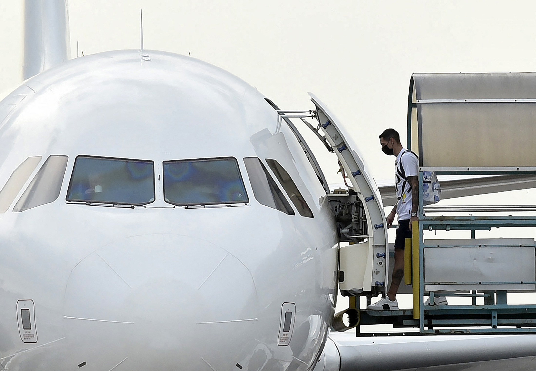 El jugador del PSG Angel Di Maria en el aeropuerto de las Islas Malvinas. (Foto Prensa Libre: AFP)