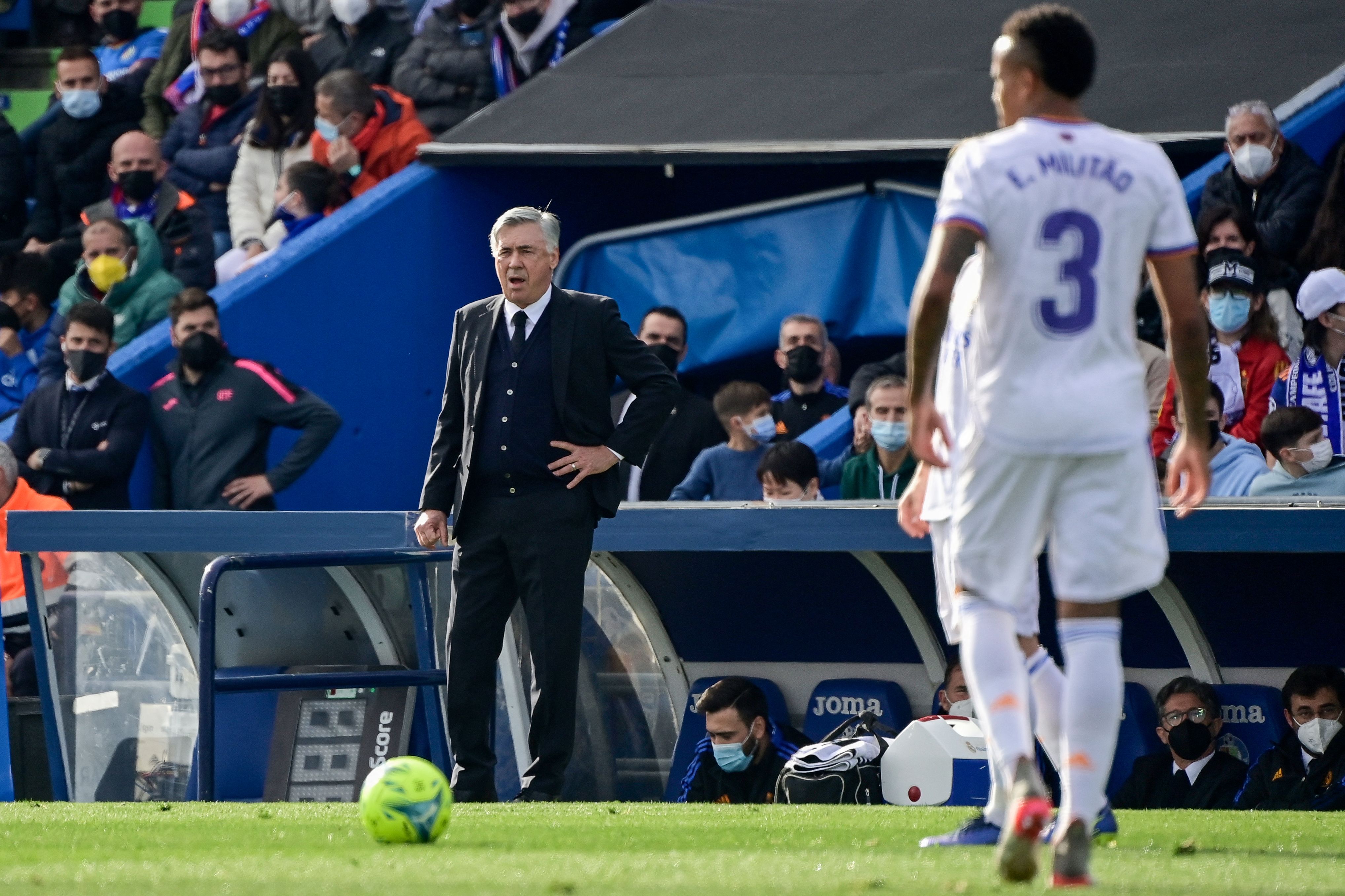 El entrenador del Real Madrid Carlo Ancelotti observa a Eder Militao desde el banquillo en el duelo ante el Getafe. (Foto Prensa Libre: AFP)