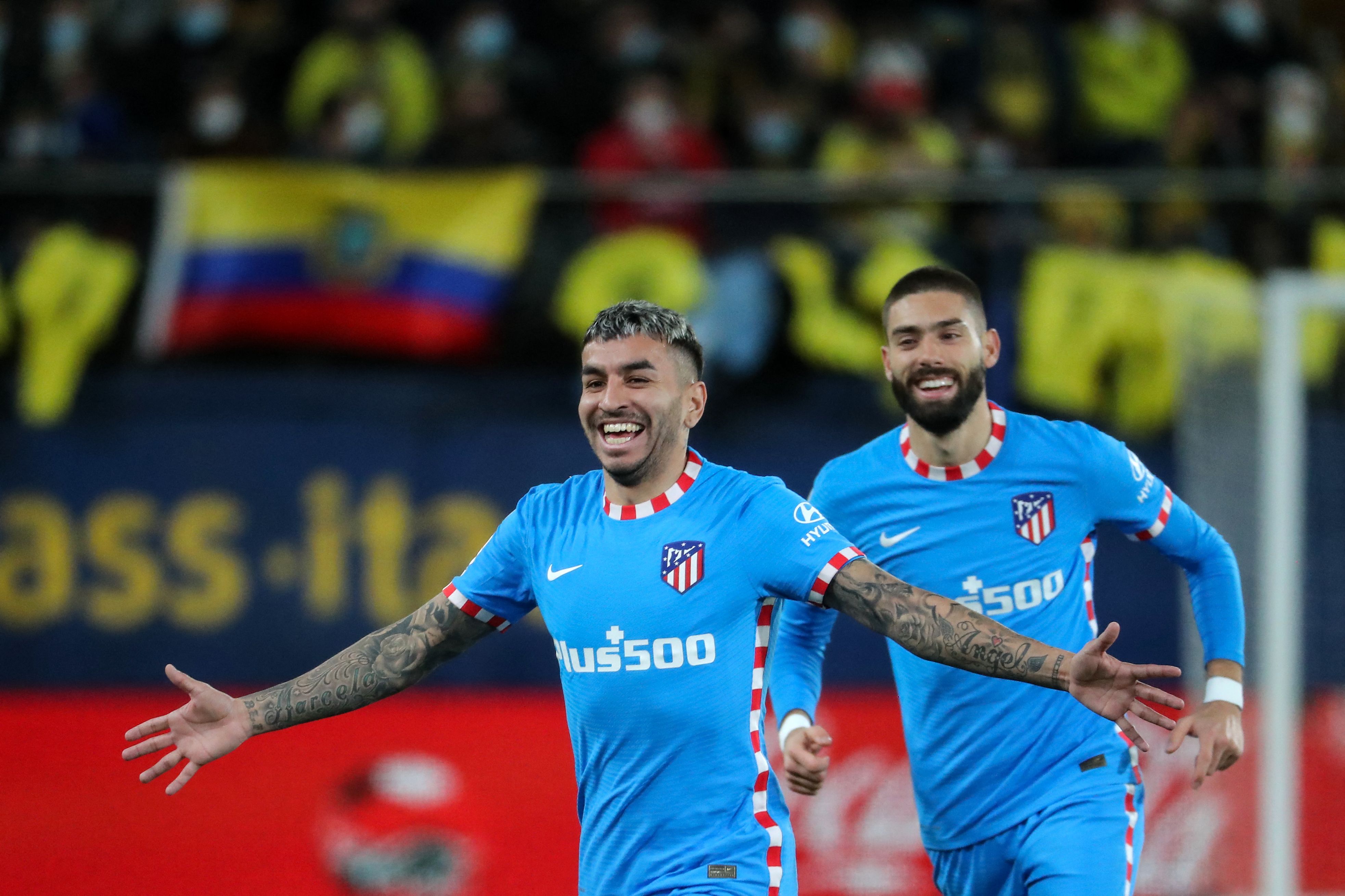 El delantero argentino del Atlético de Madrid, Ángel Correa, celebra el increíble gol que marcó desde medio campo ante le Villarreal. Foto Prensa Libre: AFP.