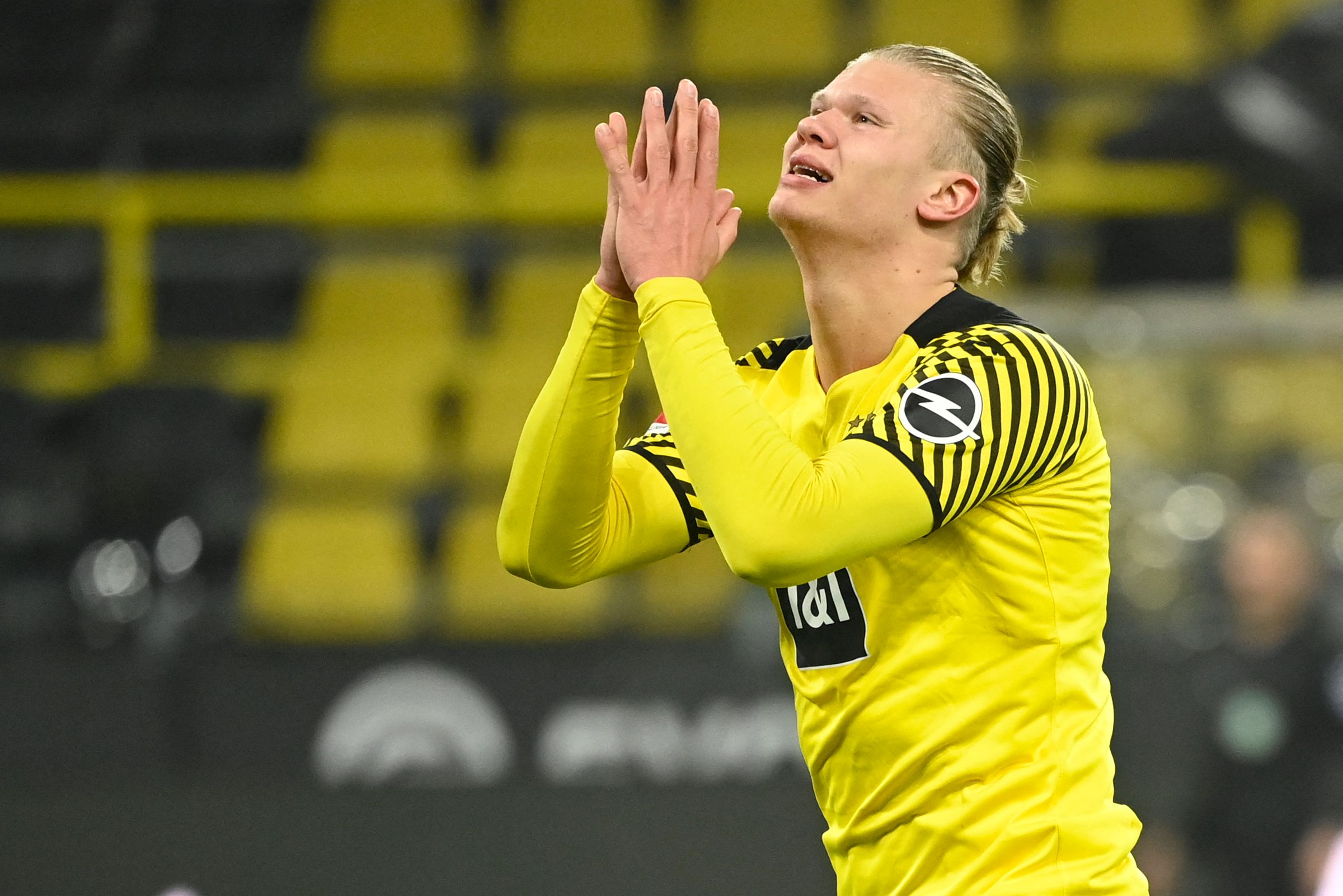 El delantero del Borussia Dortmund Erling Braut Haaland reacciona en el duelo ante SC Freiburg. (Foto Prensa Libre: AFP) 