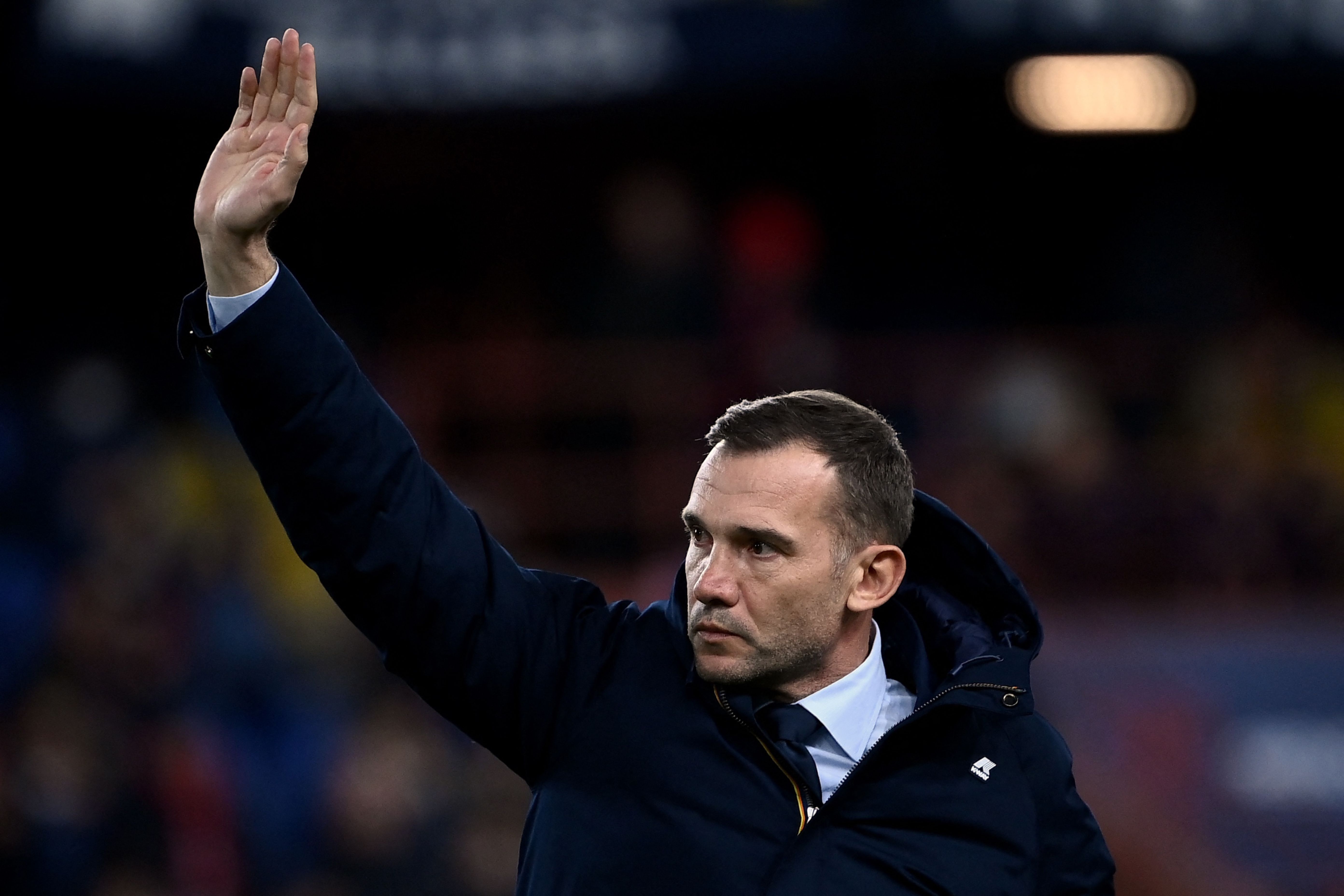 El entrenador ucraniano Andriy Shevchenko se despide en el partido de su exequipo Genoa ante el AC Milan. (Foto Prensa Libre: AFP)