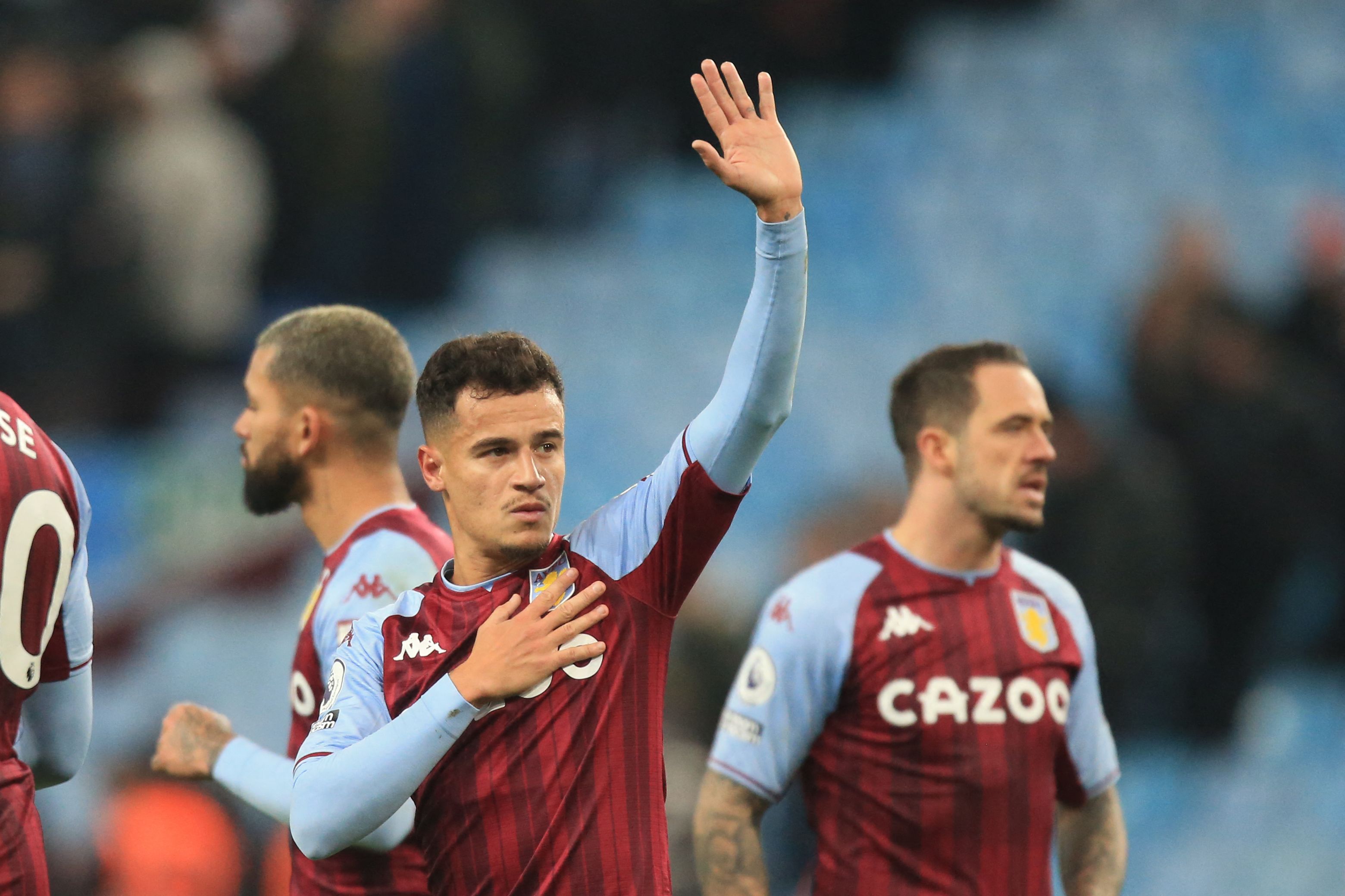 El jugador del Aston Villa Philippe Coutinho saluda a sus aficionados frente al Manchester United. (Foto Prensa Libre: AFP)