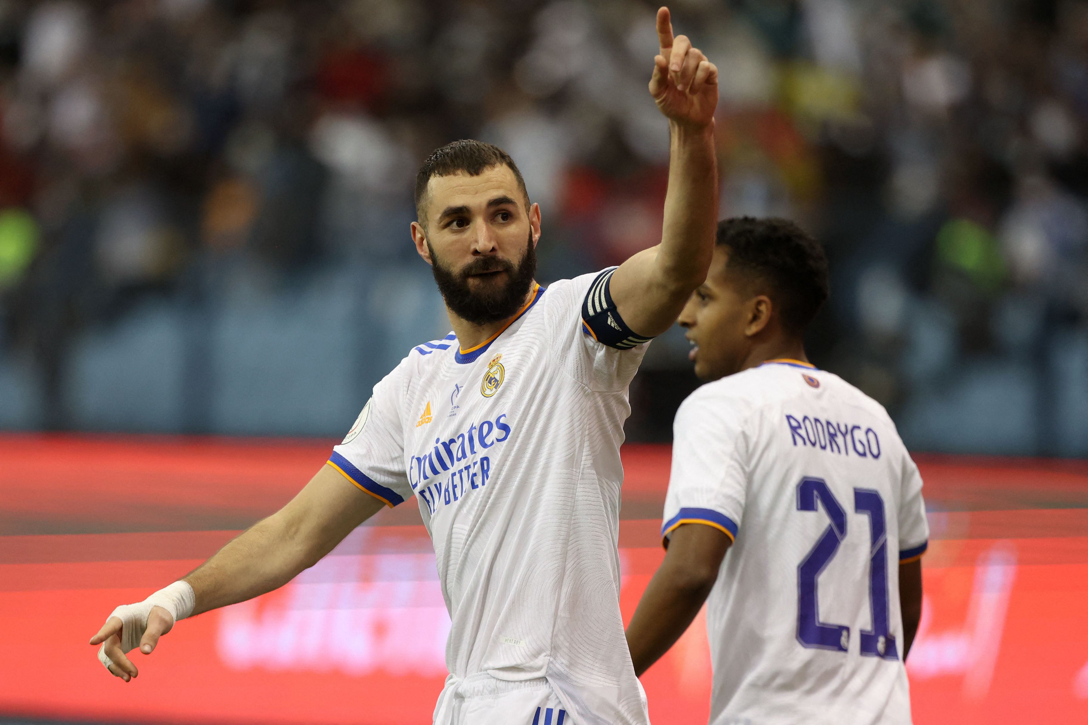 El delantero del Real Madrid Karim Benzema festeja su gol al Athletic Bilbao en la final de la Supercopa española que se jugó en el Estadio Rey Fahd. (Foto Prensa Libre: AFP)