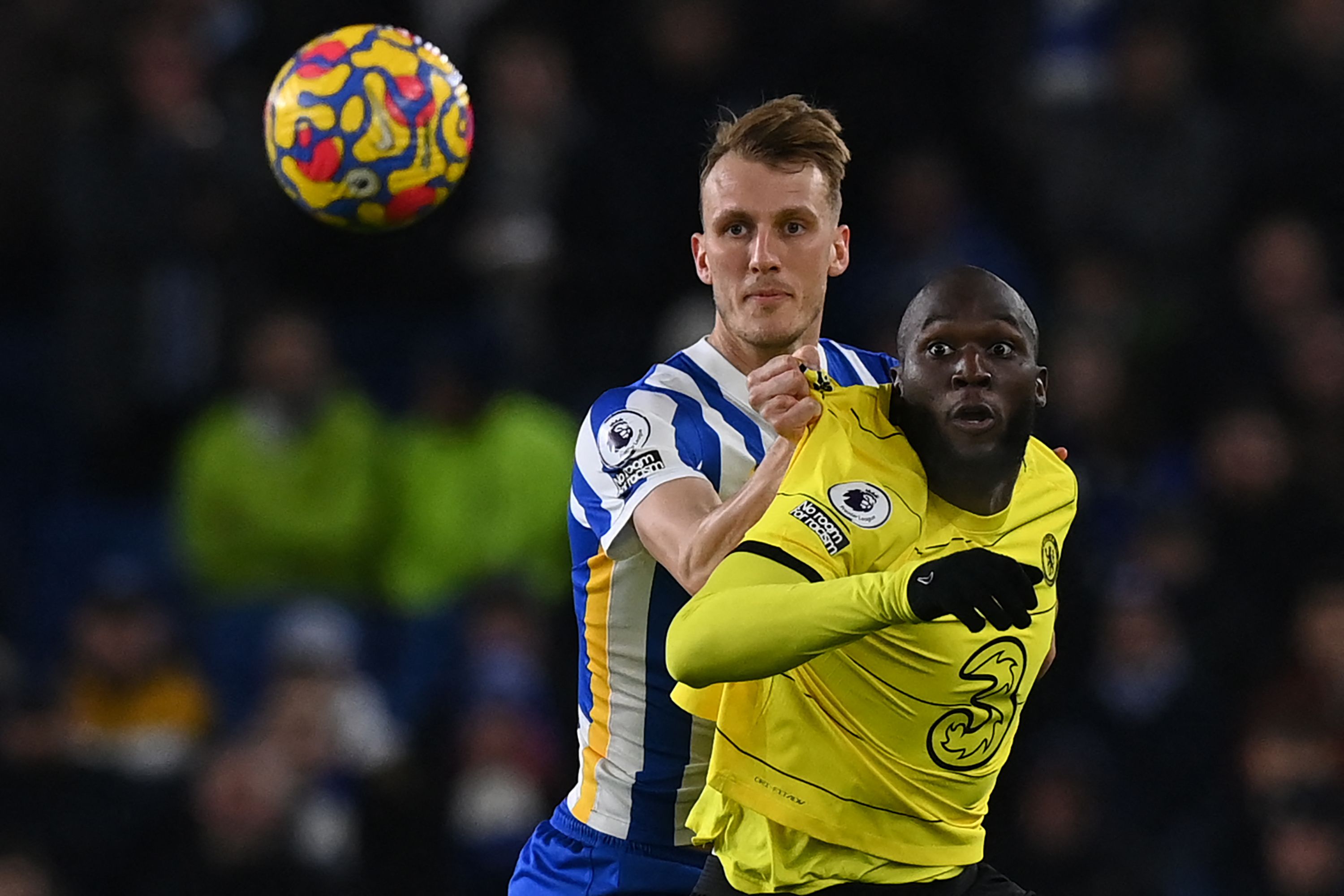 El defensa del Brighton Dan Burn (I) disputa el balón al delantero del Chelsea Romelu Lukaku (D). (Foto Prensa Libre: AFP)