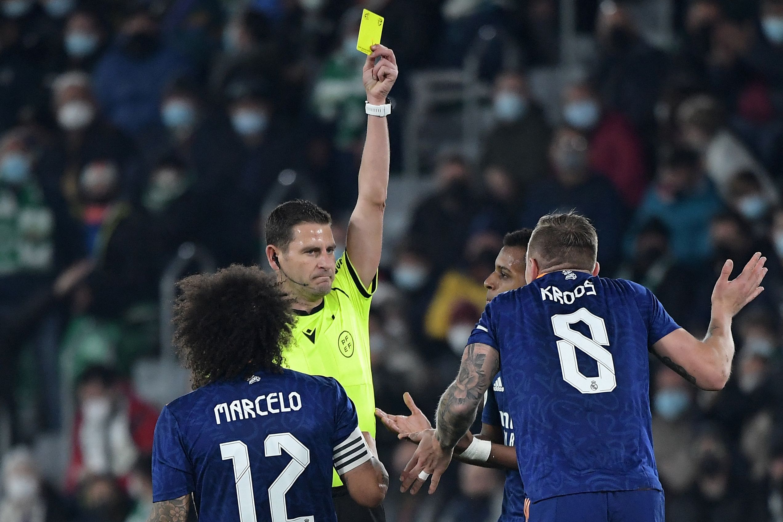 El árbitro español Jorge Figueroa Vázquez le muestra una tarjeta amarilla al mediocampista alemán del Real Madrid, Toni Kroos (D) durante el juego de la Copa del Rey ante el Elche en el estadio Martínez Valero. Foto Prensa Libre: AFP.